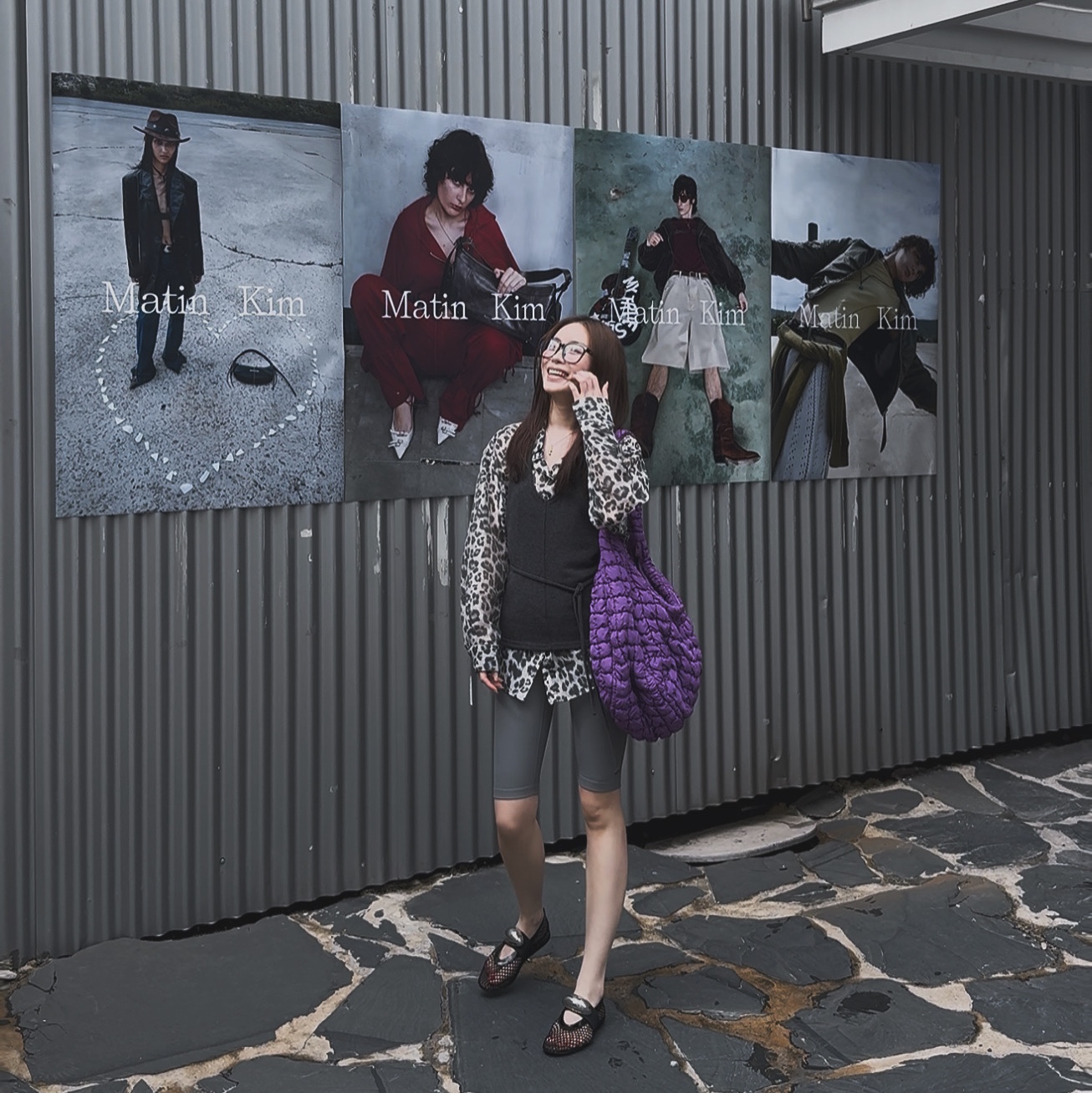 COS Quilted Oversized Shoulder Bag Purple 착용 스타일 - 1