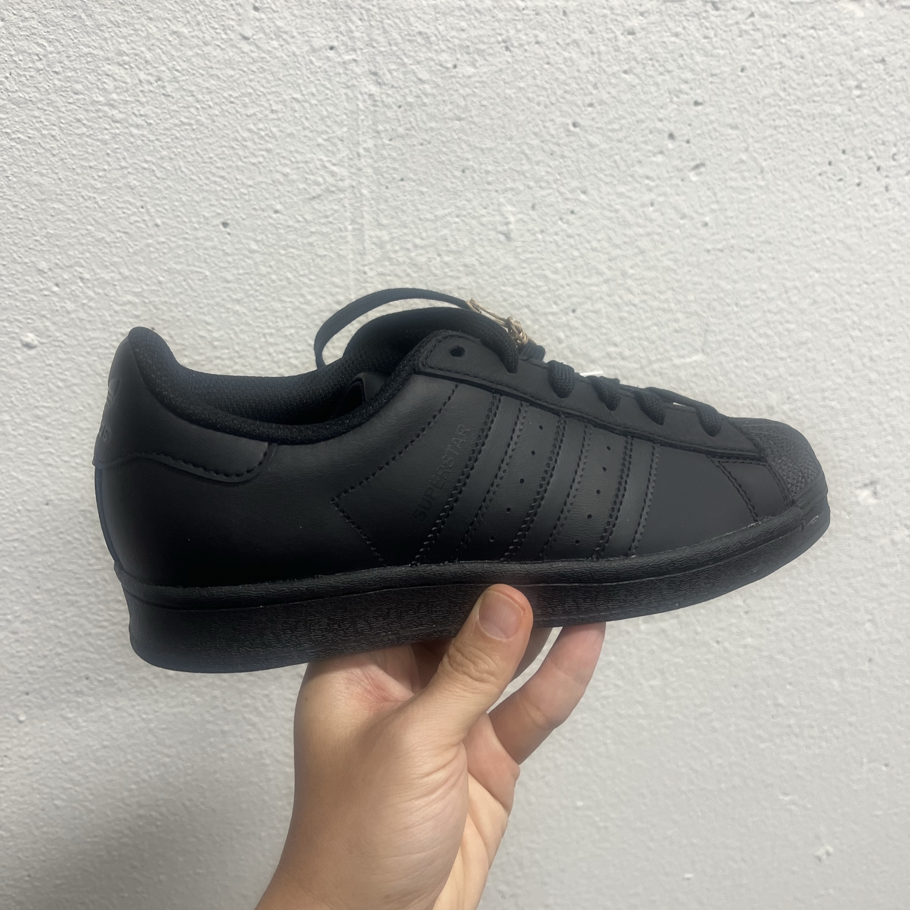 Adidas Superstar Triple Black 착용 스타일