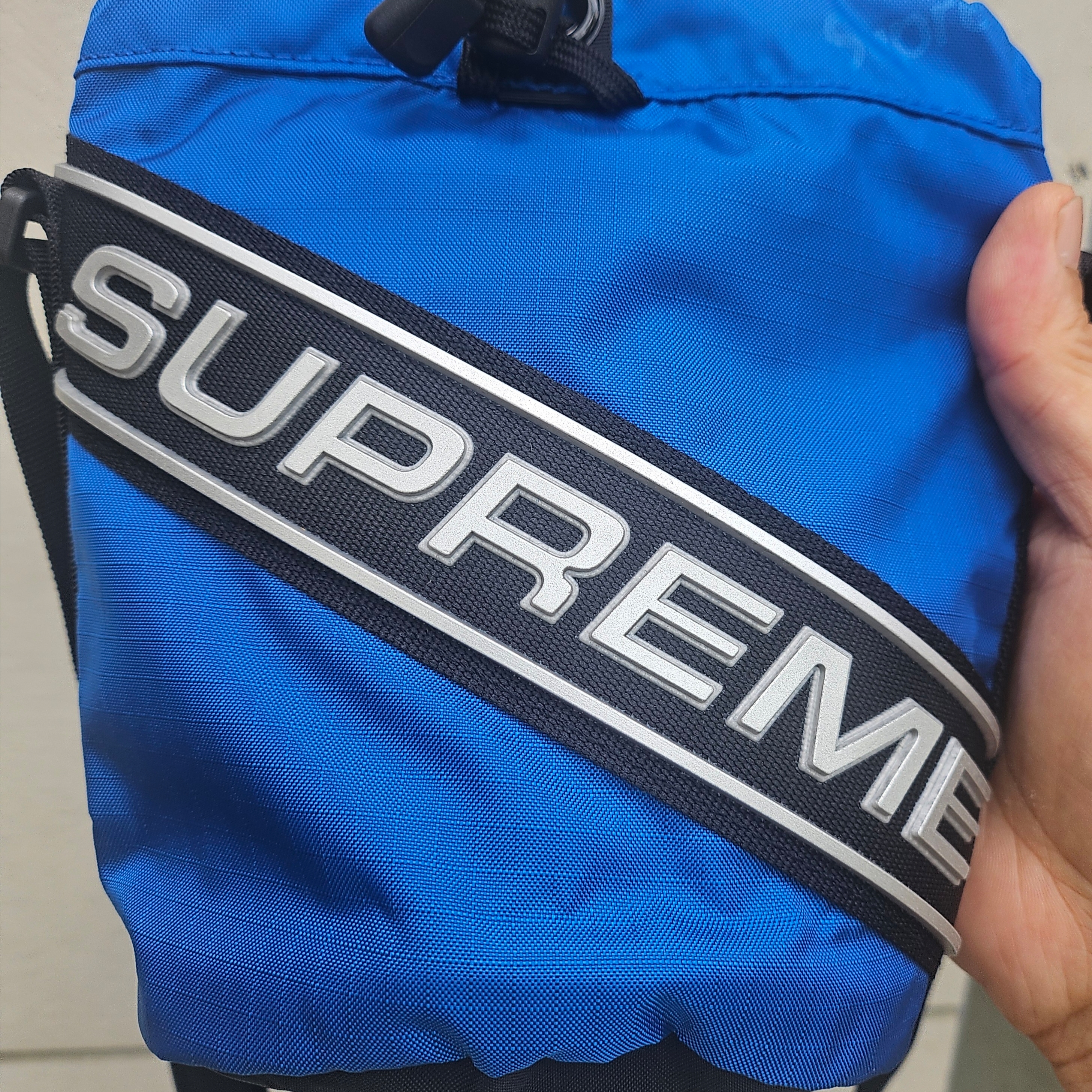 Supreme Small Cinch Pouch Blue - 23FW 착용 스타일 - 1