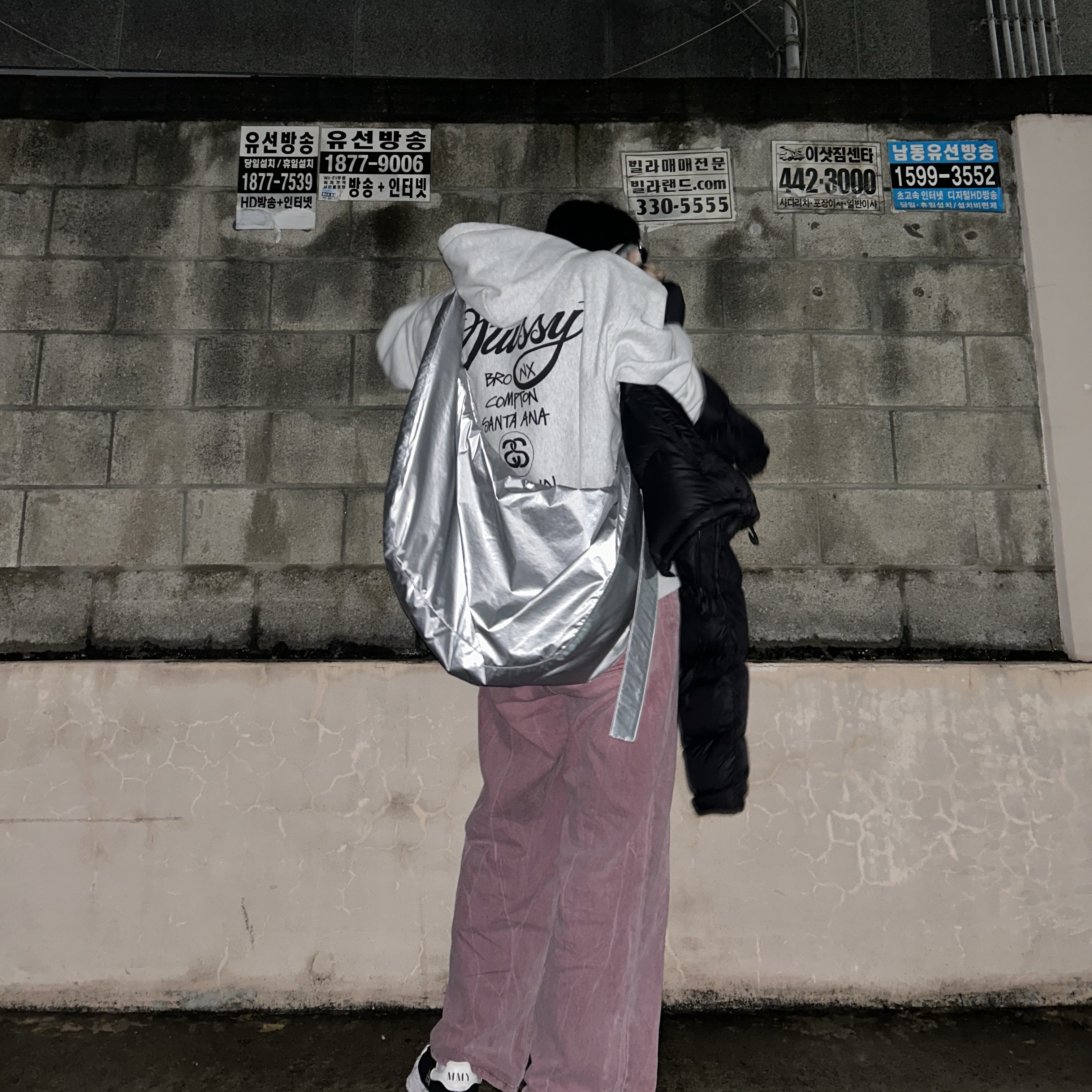 Stussy World Tour Hoodie Ash Heather 2024,2025, Apple AirPods Max Lightning Silver (Korean Ver.) 착용 스타일 - 2