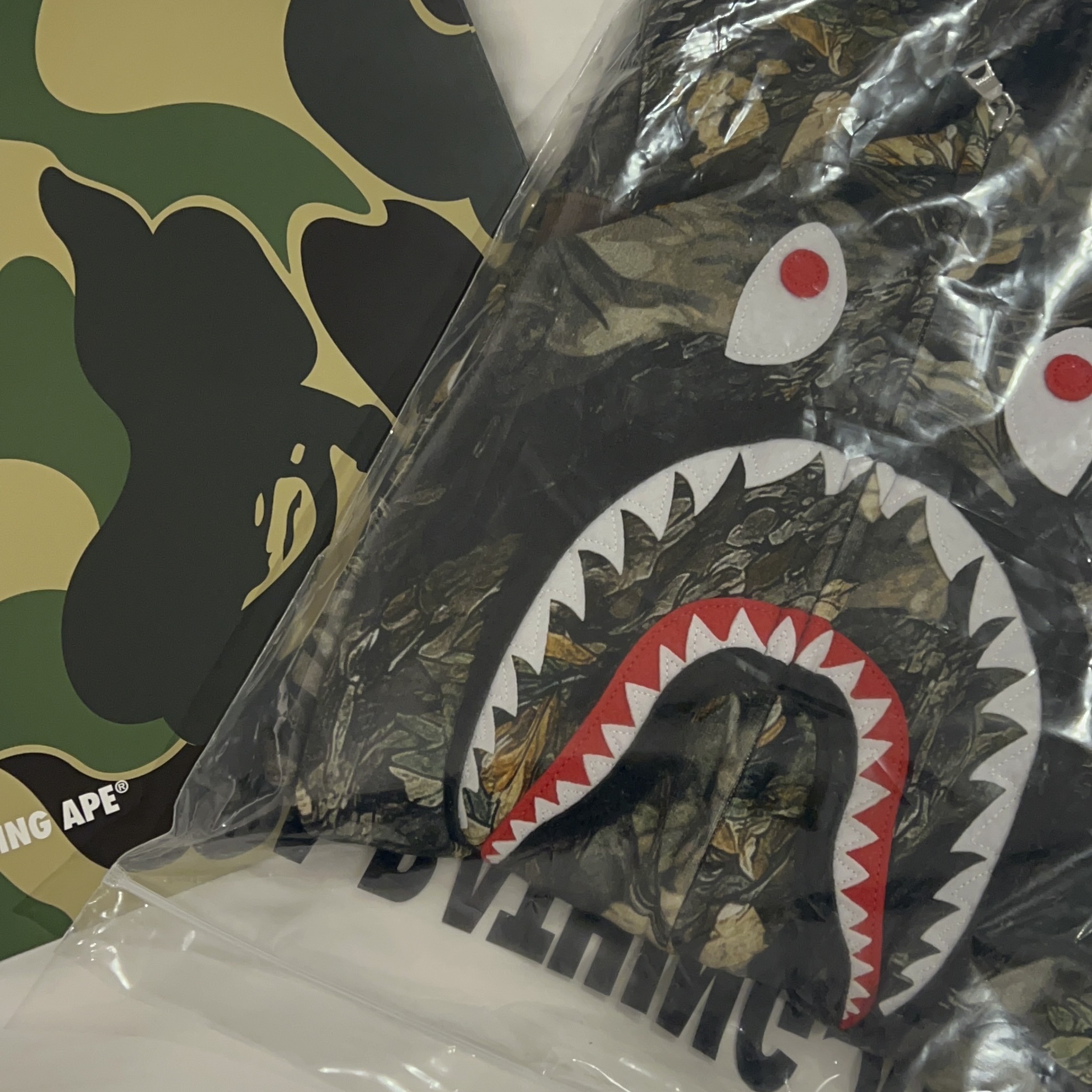 BAPE Tree Edge Camo Shark Full Zip Hoodie Brown, Apple iPhone 14 Plus 512GB Purple (Korean Ver.) 착용 스타일 - 2