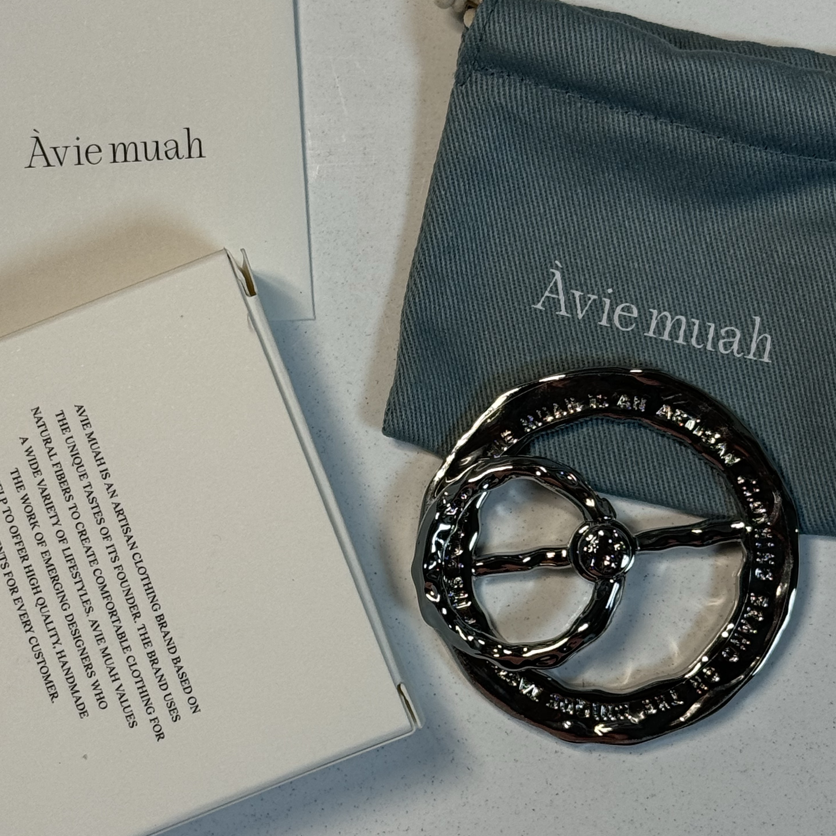 Aviemuah Ave Mac Phone Knob Rhodium 착용 스타일