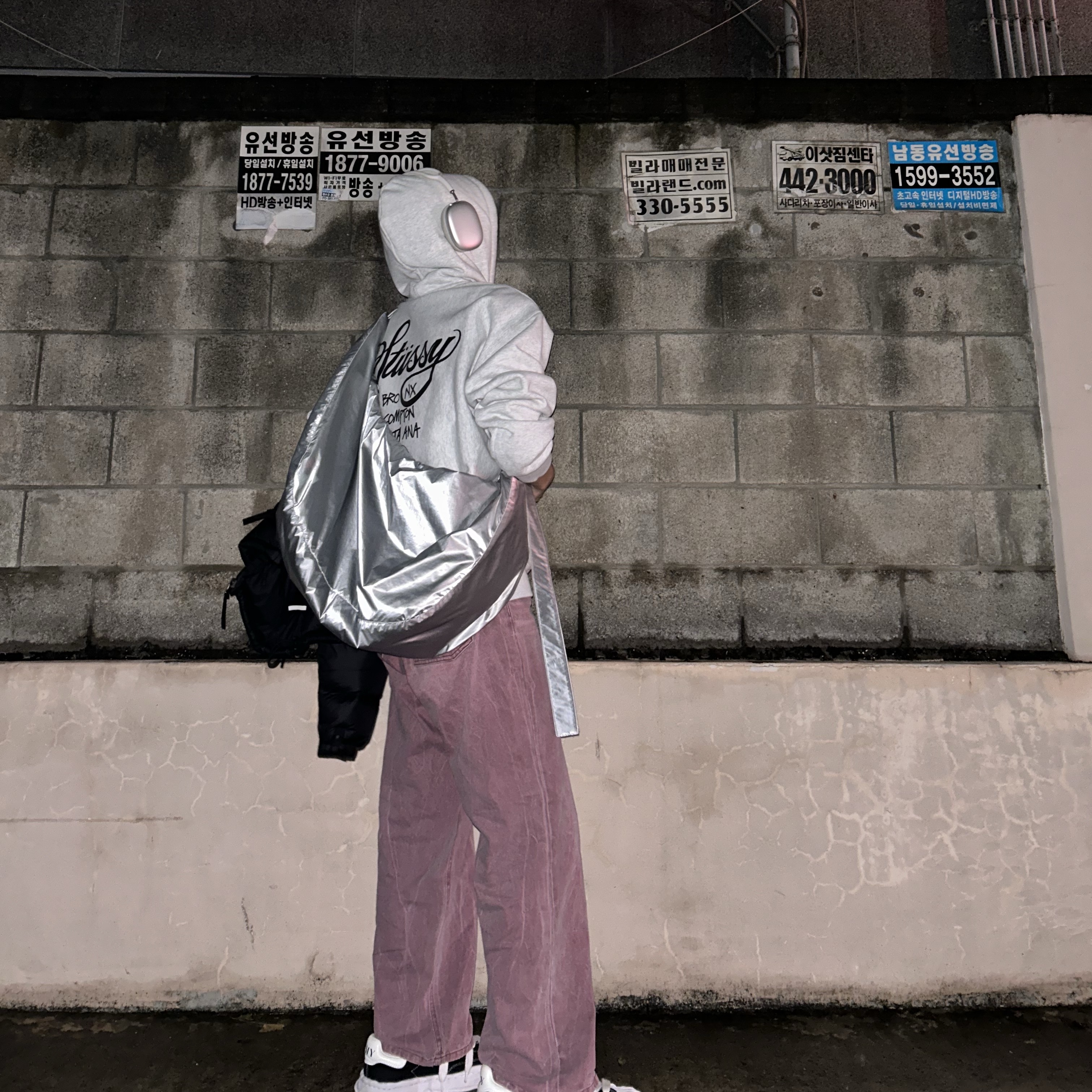 Stussy World Tour Hoodie Ash Heather 2024,2025, Apple AirPods Max Lightning Silver (Korean Ver.) 착용 스타일 - 1