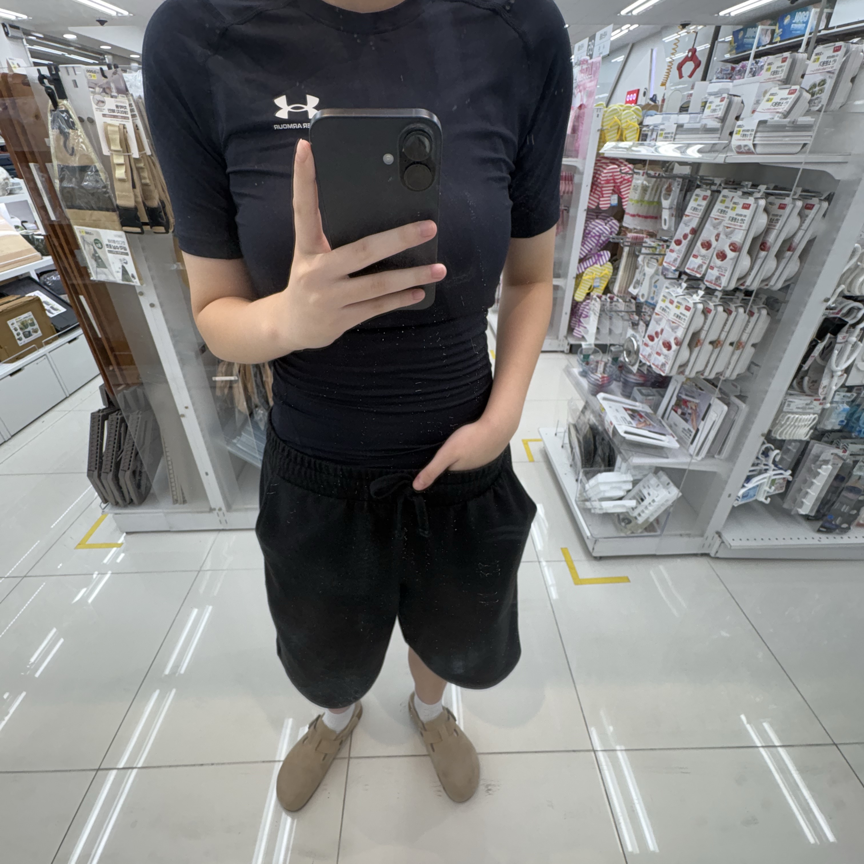 Under Armour HeatGear Short Sleeve Black White 착용 스타일 - 1