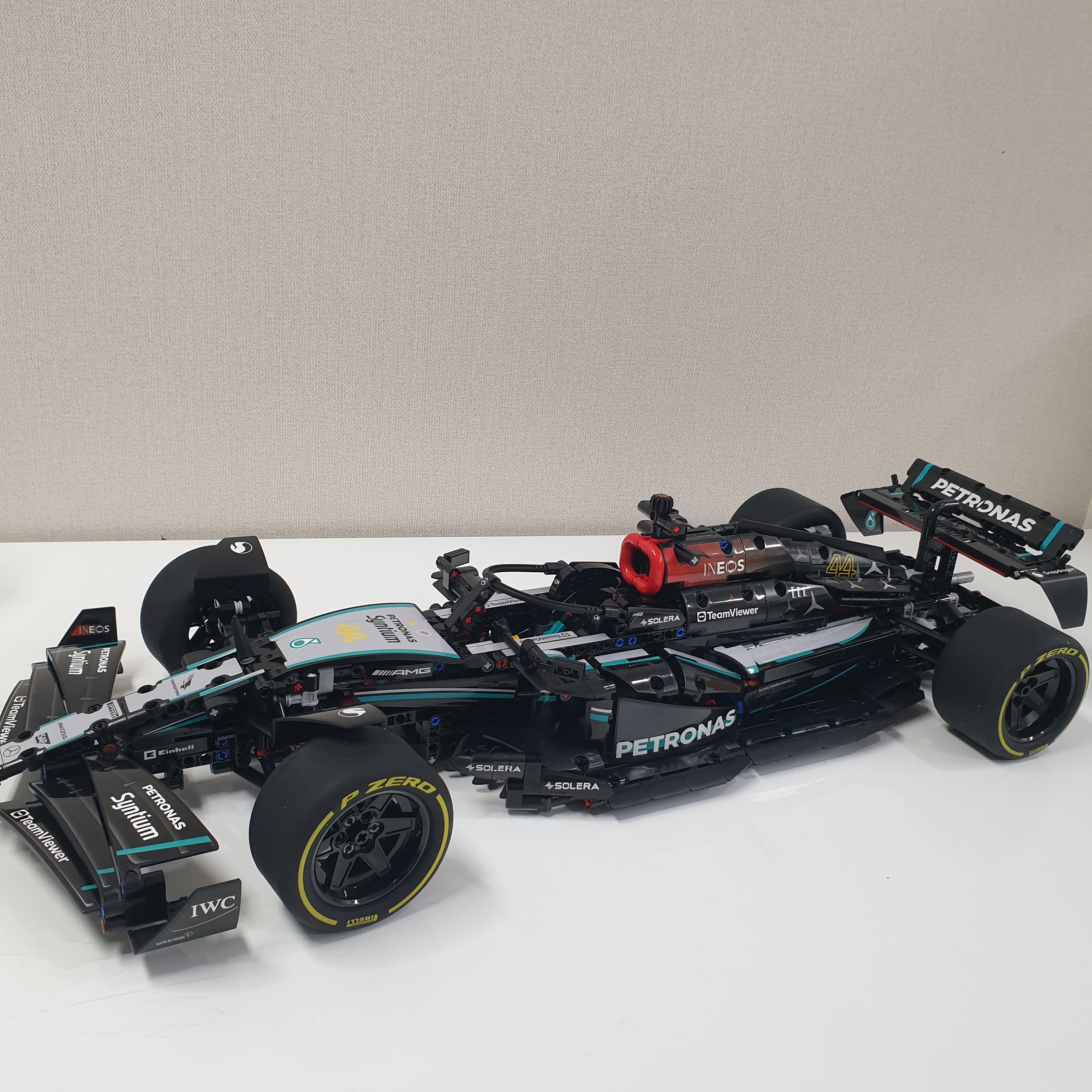 Lego Mercedes-AMG F1 W14 E Performance 착용 스타일 - 1