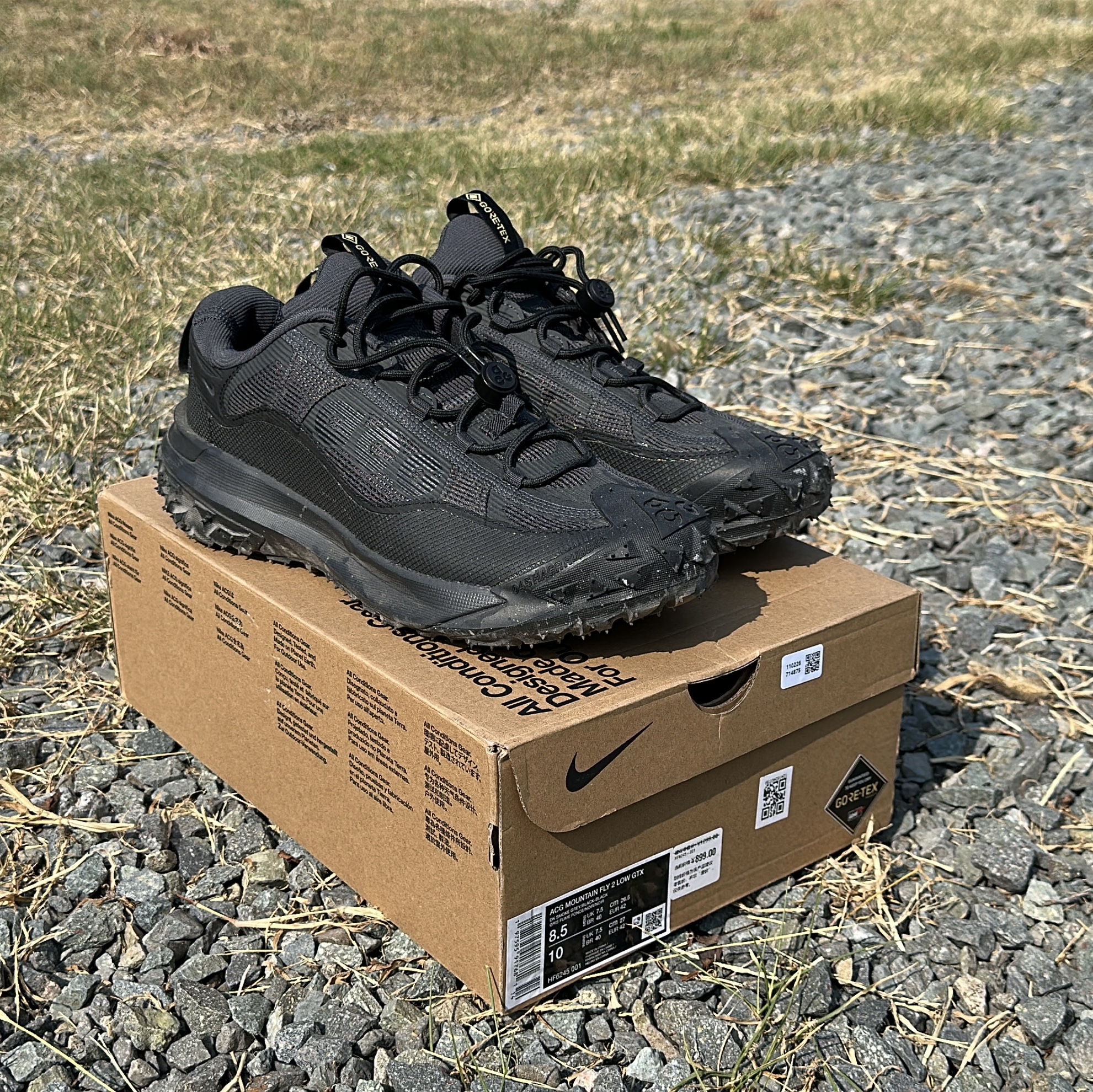Nike ACG Mountain Fly 2 Low Gore-Tex Black and Dark Smoke Grey 착용 스타일 - 3