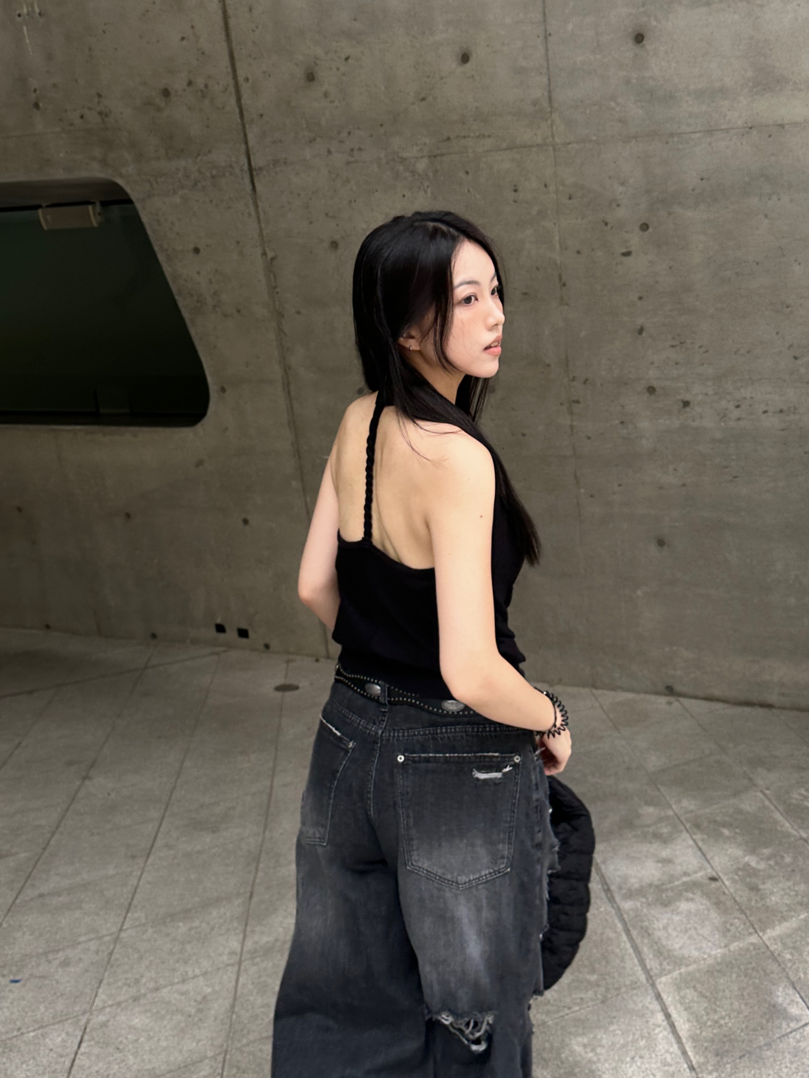 COS Quilted Oversized Shoulder Bag Black, Nike Air Force 1 '07 Low Triple Black 착용 스타일 - 2
