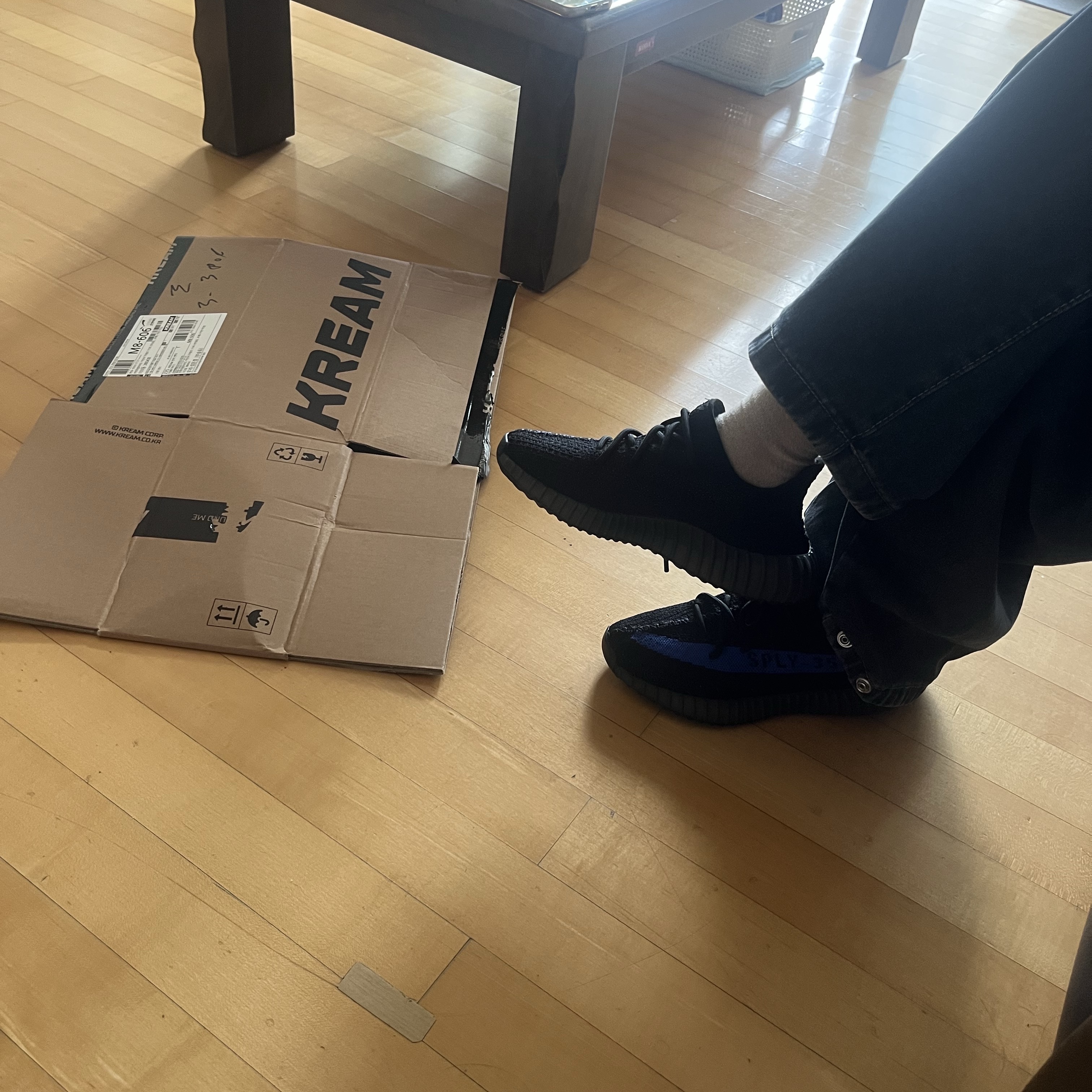 Adidas Yeezy Boost 350 V2 Dazzling Blue 착용 스타일