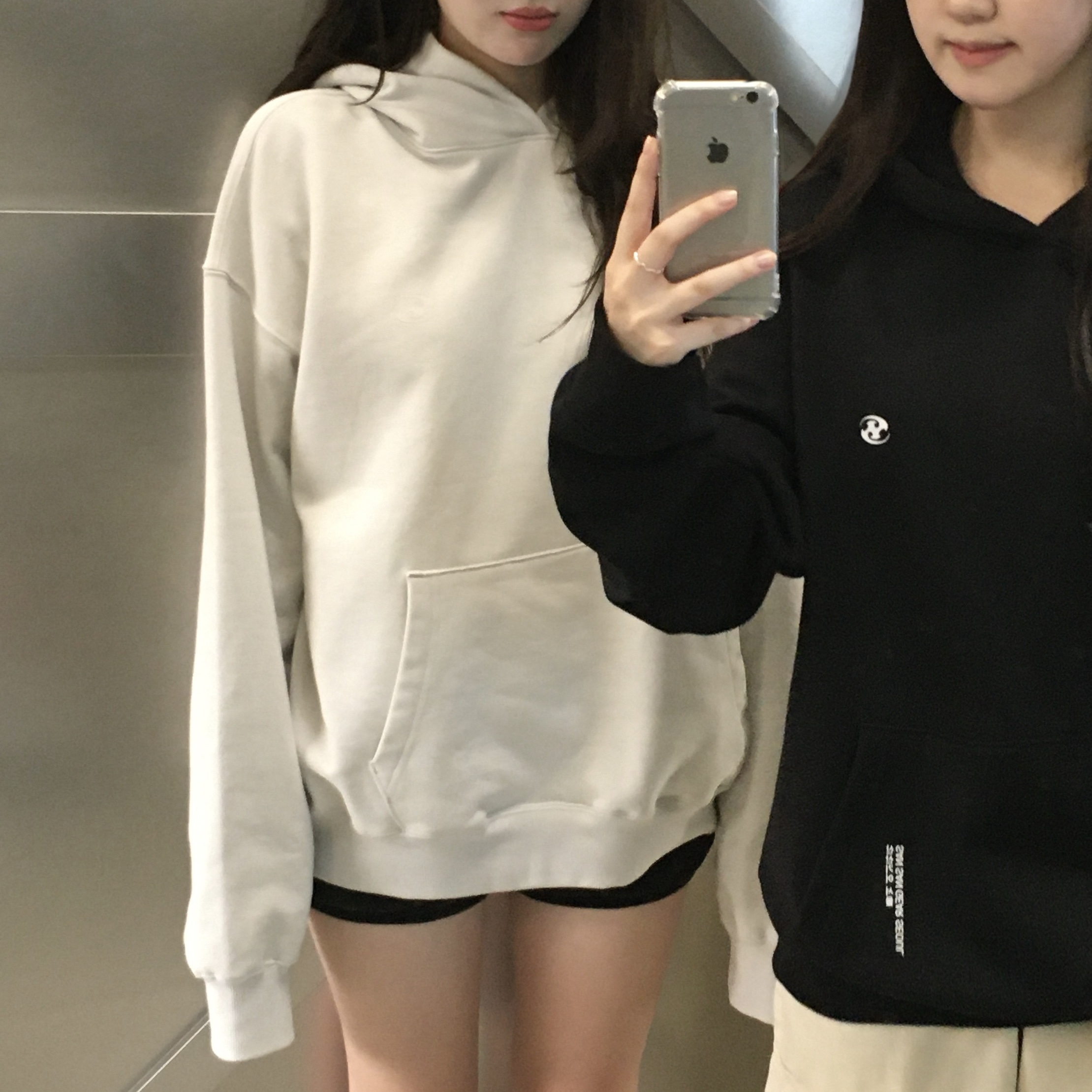 Sansan Gear Logo Hoodie Light Grey_25FW 착용 스타일