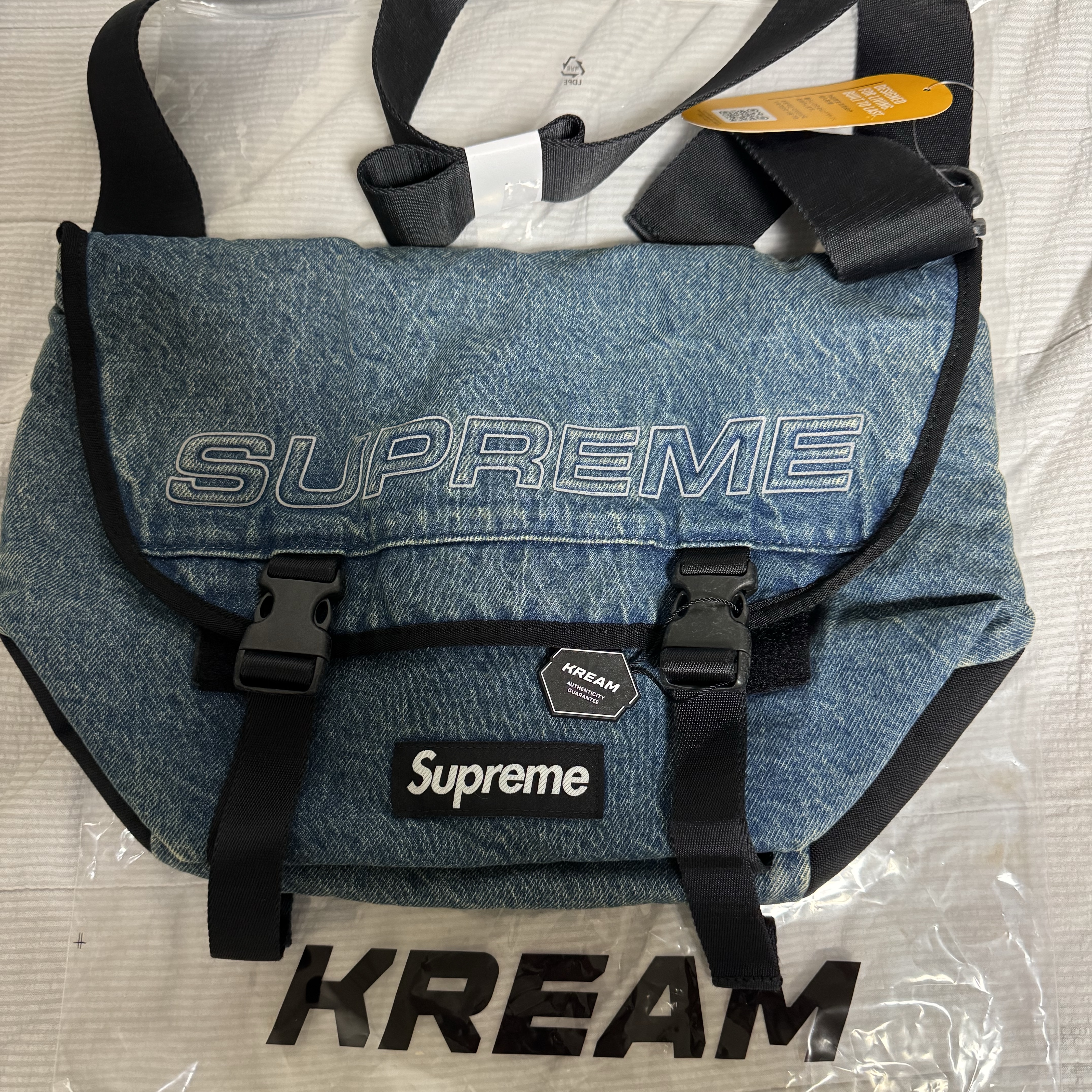 Supreme Denim Messenger Bag Washed Indigo - 25FW 착용 스타일