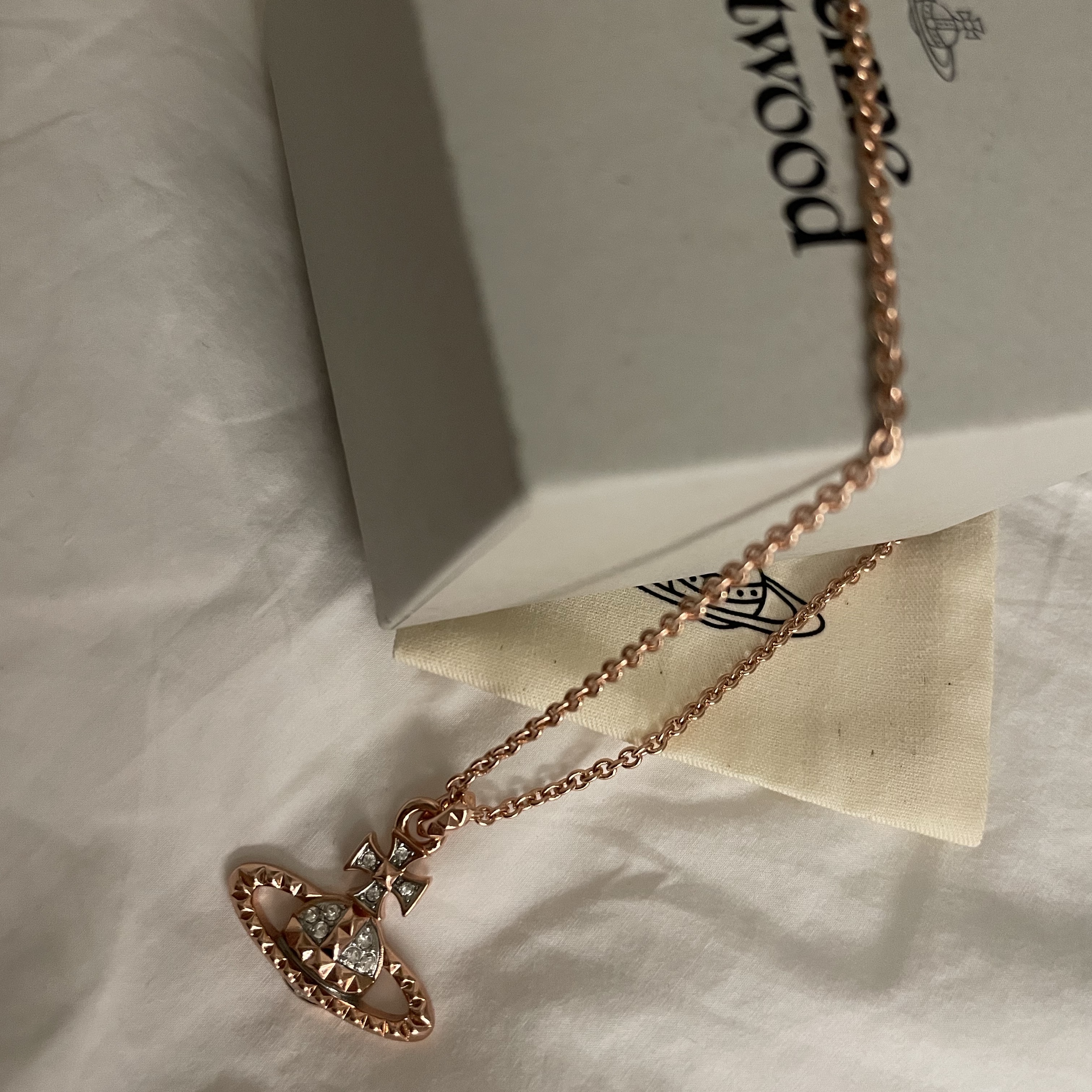 Vivienne Westwood Mayfair Bas Relief Pendant Pink Gold 착용 스타일