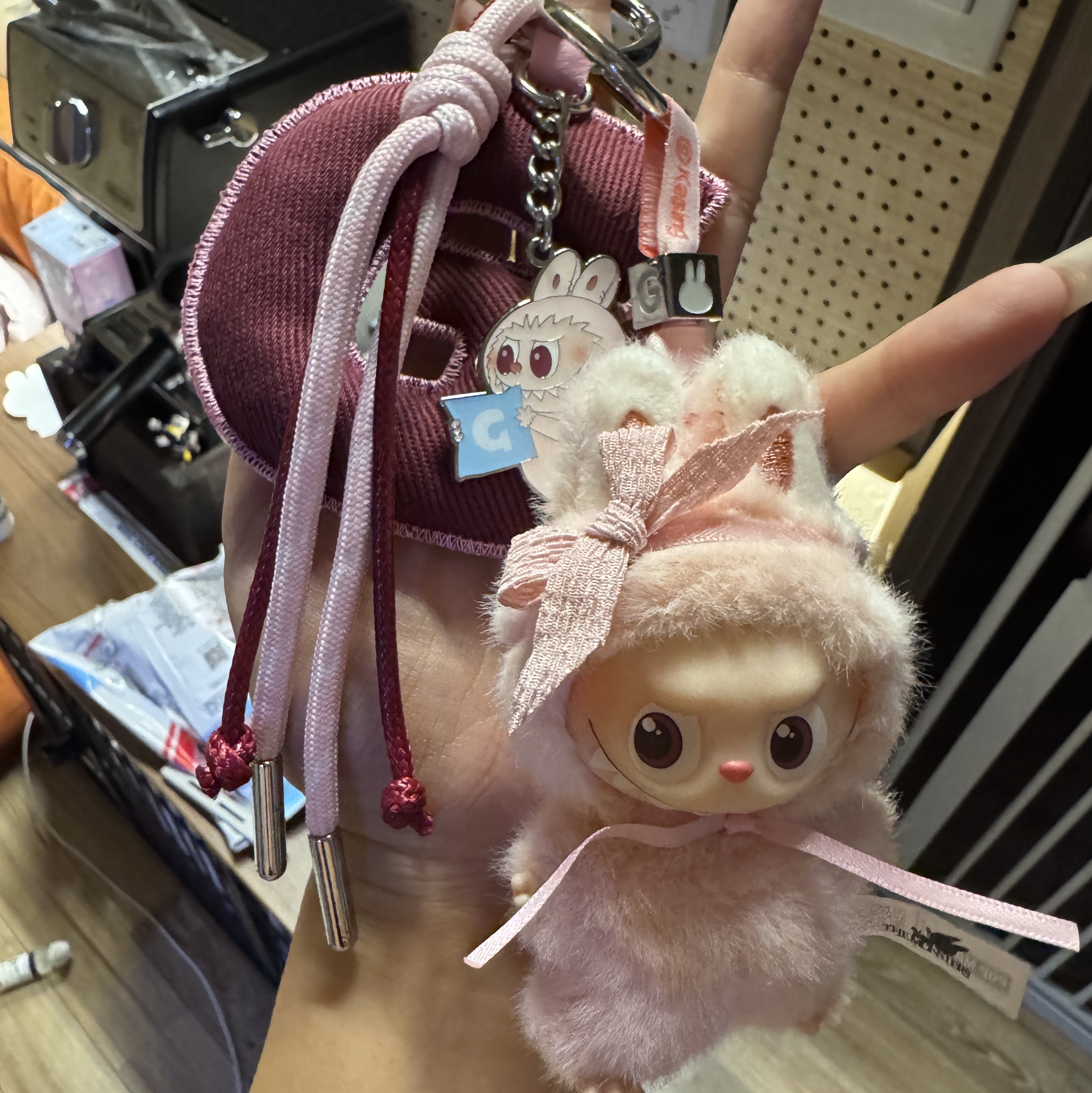 Pop Mart Labubu The Monsters Pin For Love Series Vinyl Plush Pendant (A-M) G (Opened Case), Pop Mart Labubu The Monsters Pin For Love Series - Letter Pendant (A-M) G (Opened Case) 착용 스타일