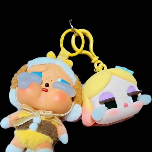 Pop Mart Crybaby Shiny Shiny Series Earphone Case Gold 착용 스타일