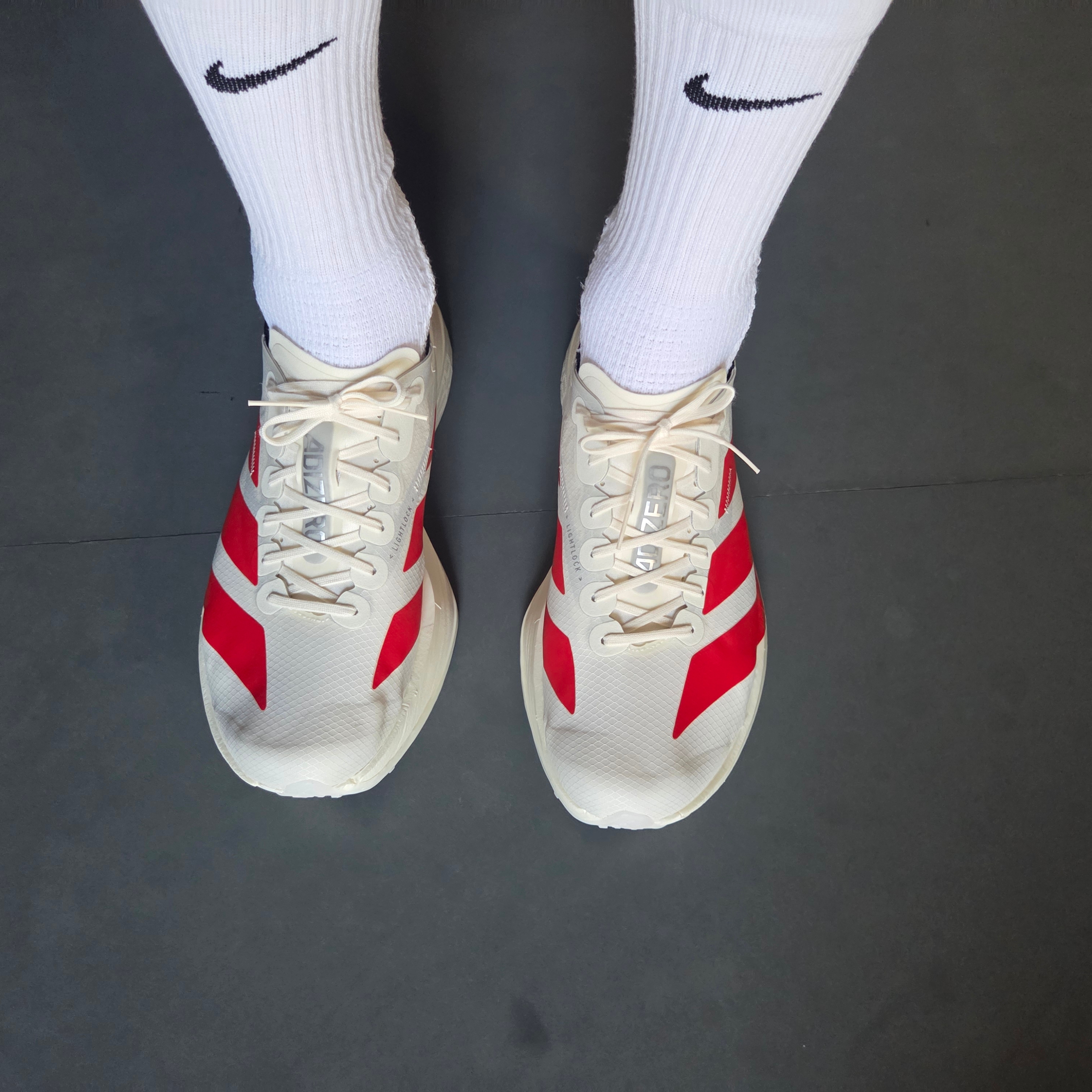 Adidas Adizero Adios Pro 4 Off White Better Scarlet 착용 스타일