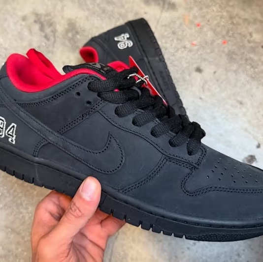 Nike x Supreme SB Dunk Low Black 착용 스타일 - 1