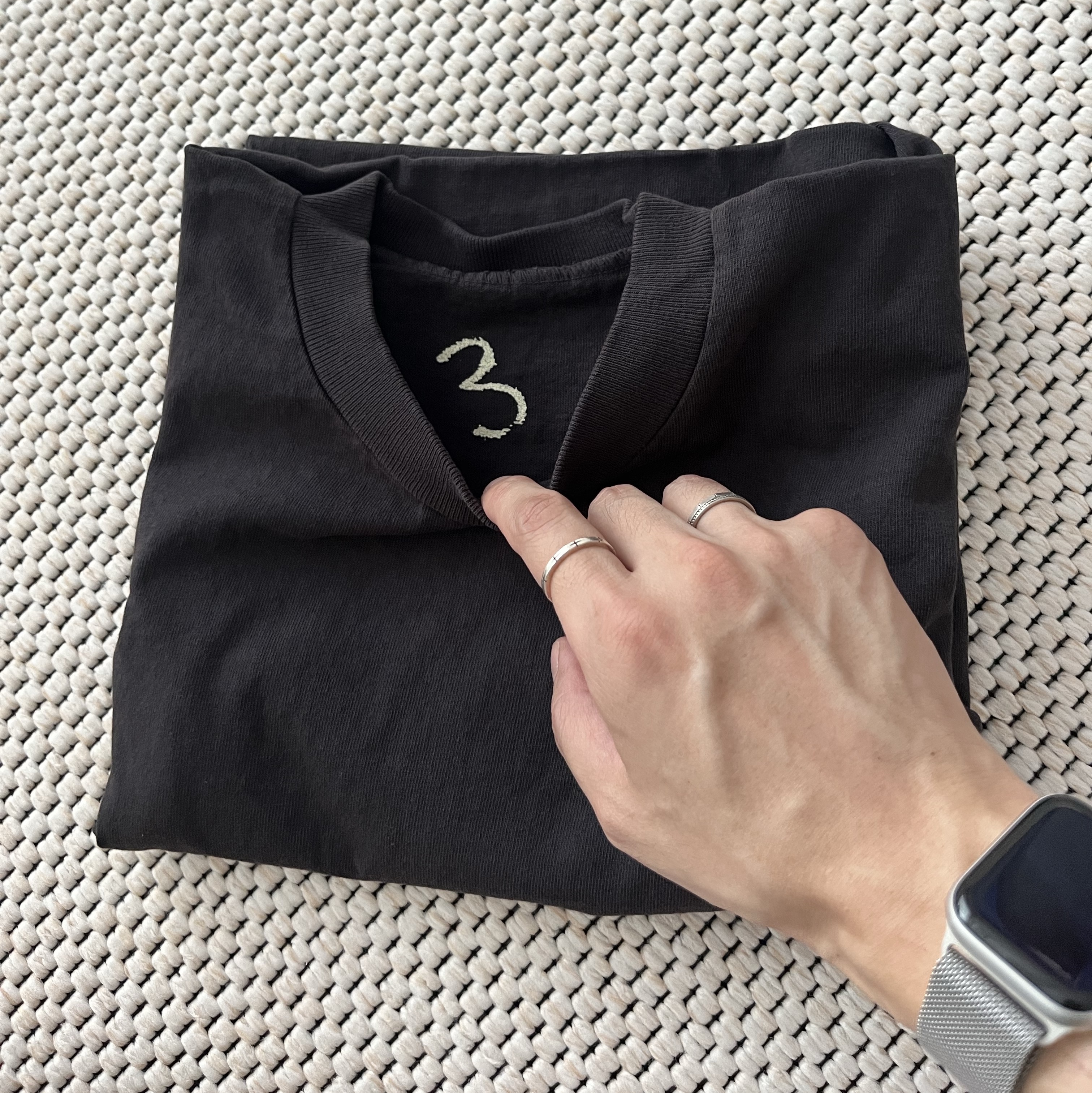 Yeezy One Box T-Shirt Black 착용 스타일 - 1