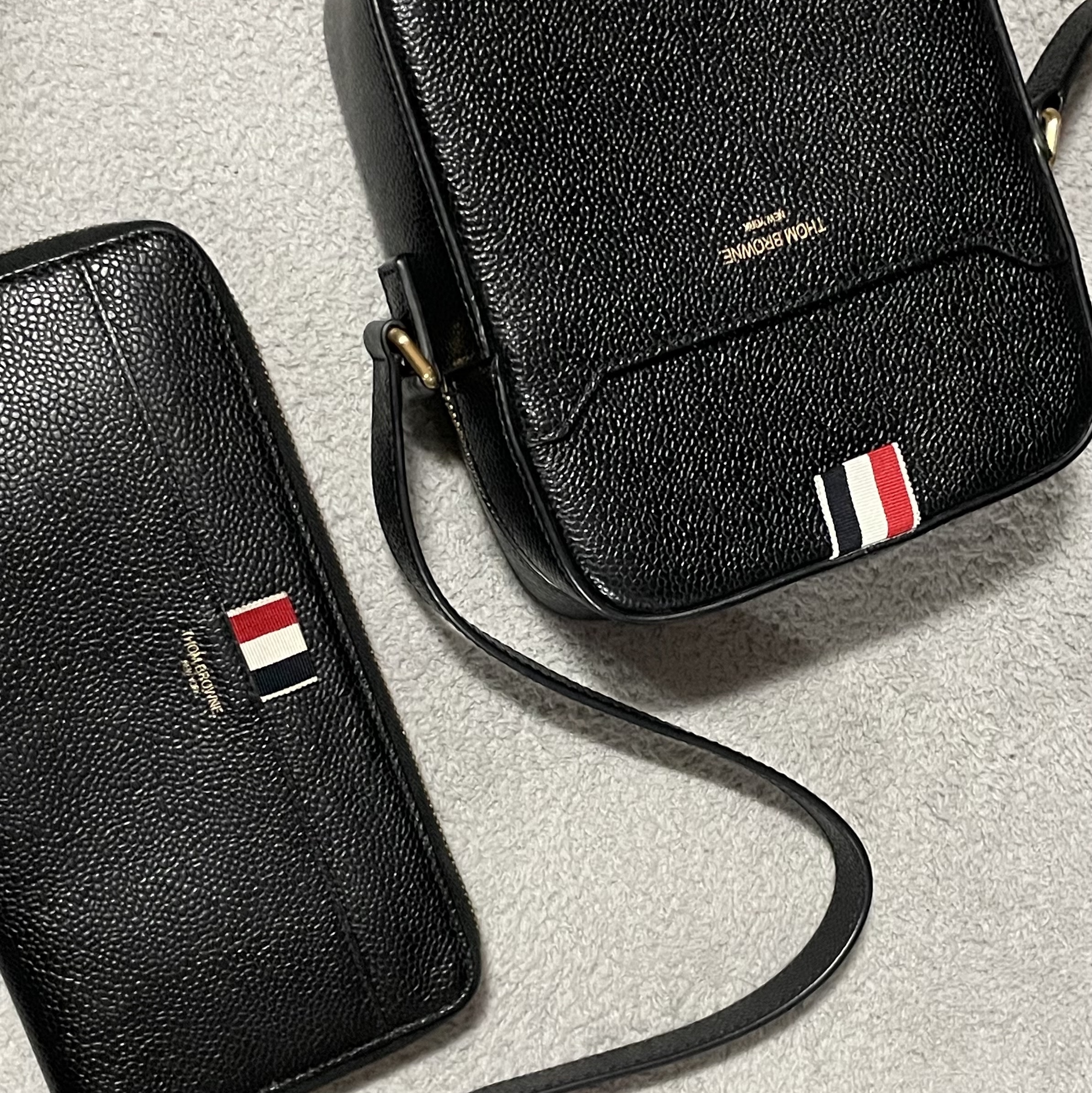 Thom Browne Grosgrain Tab Leather Continental Wallet Black, Thom Browne Pebble Grain Leather Vertical Camera Bag Black 착용 스타일 - 1