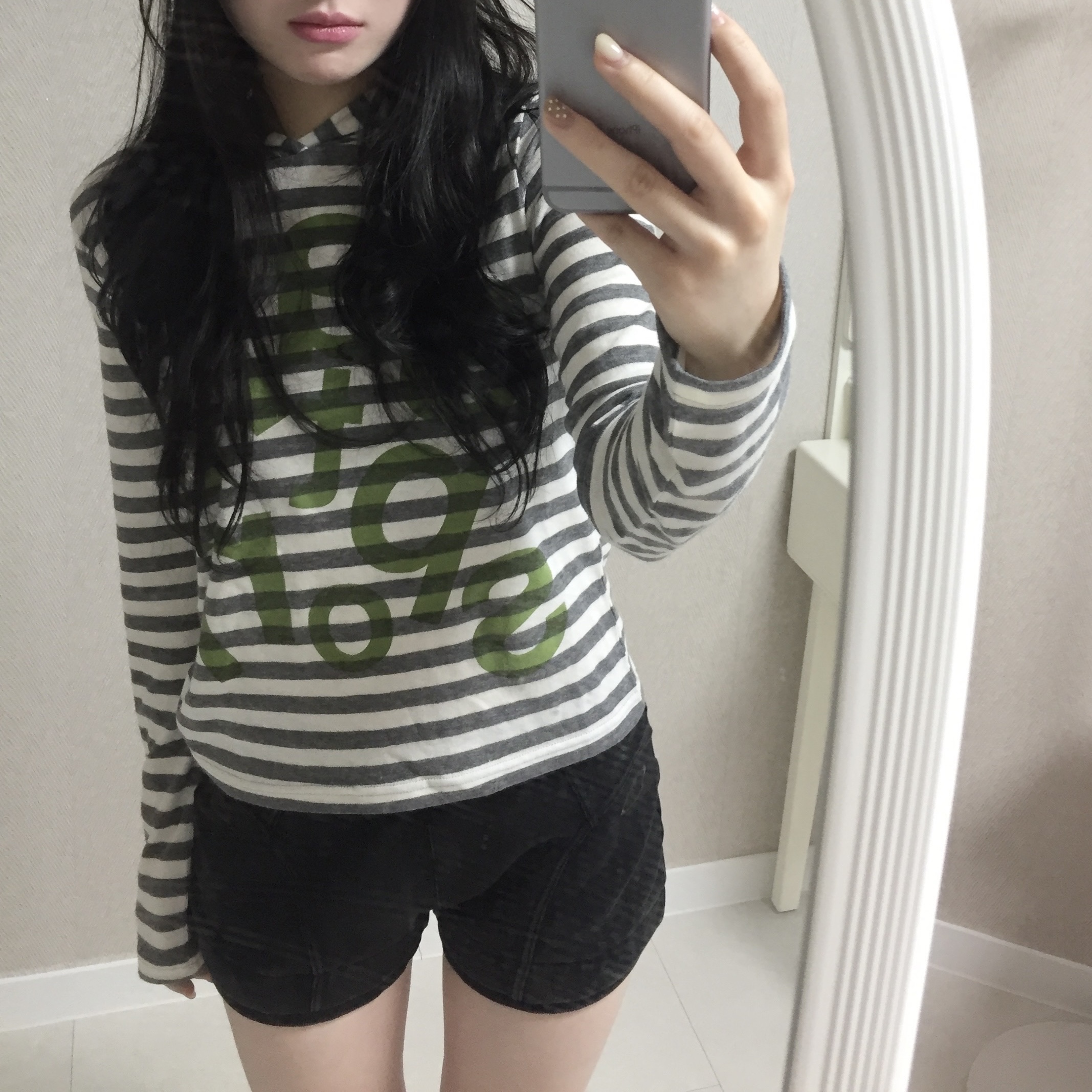 [KREAM 단독] Safarispot 1/2 Ticketing Stripe Border Hoodie Gray, (W) Mischief Micro Washed Shorts Washed Black 착용 스타일 - 1