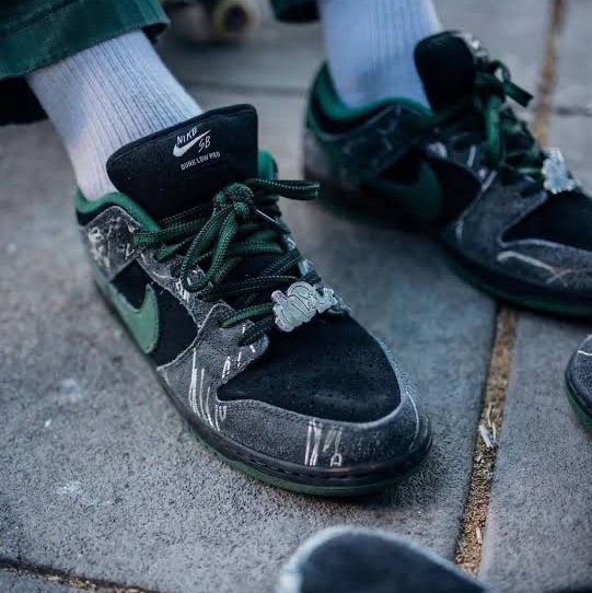 Nike x There SB Dunk Low Pro Anthracite and Gorge Green 착용 스타일