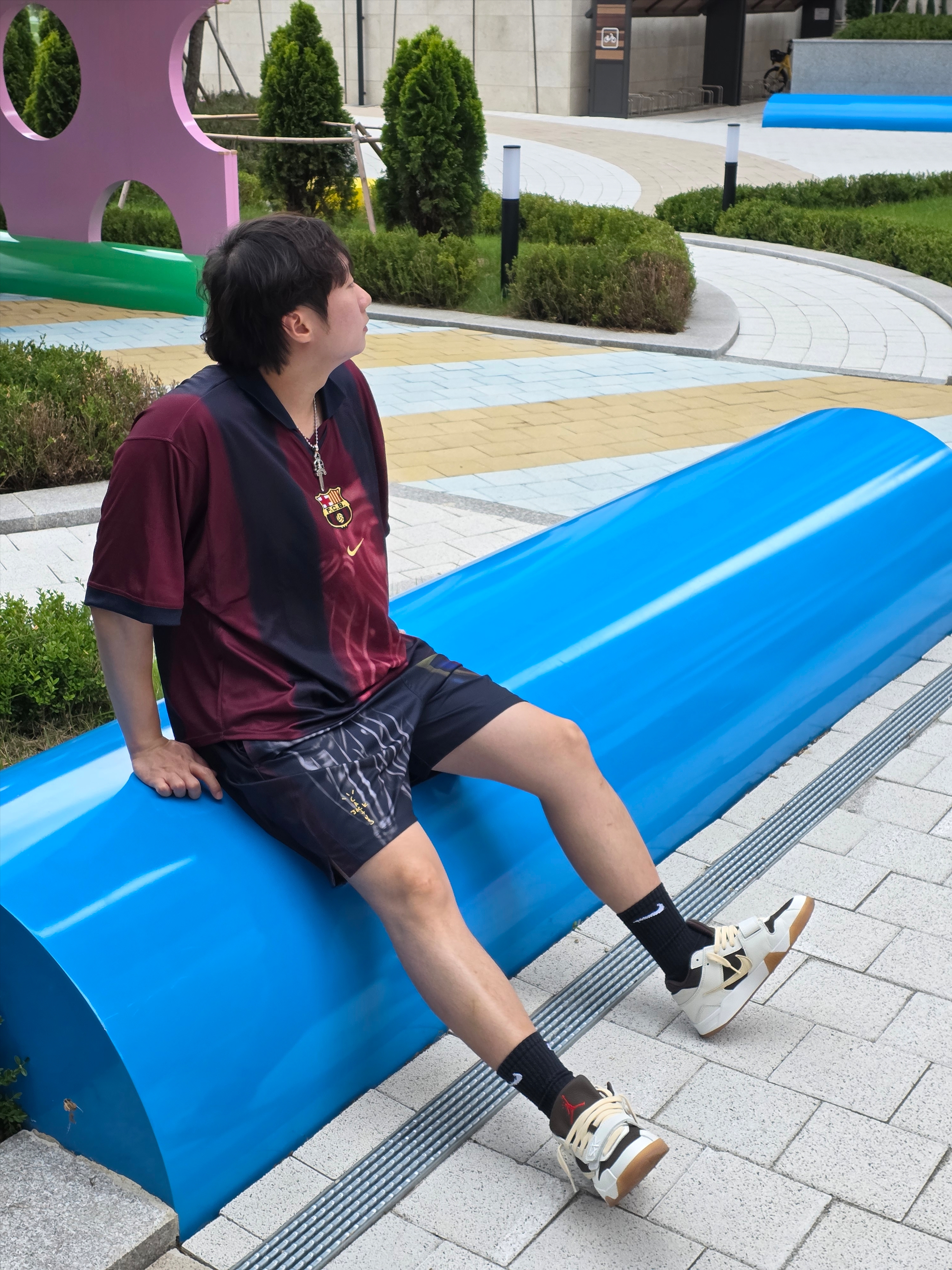 Nike FC Barcelona x Travis Scott Retro 2000/01 Home Skeleton Jersey Multicolor (Non Marking Ver.), Jordan x Travis Scott Jumpman Jack TR Sail and Dark Mocha 착용 스타일 - 2