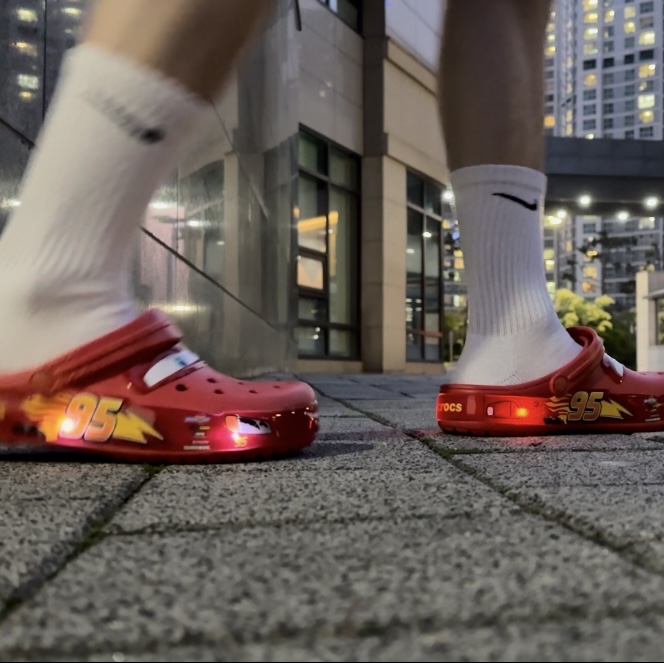 Crocs x Cars Classic Clog Lightning McQueen 착용 스타일 - 2