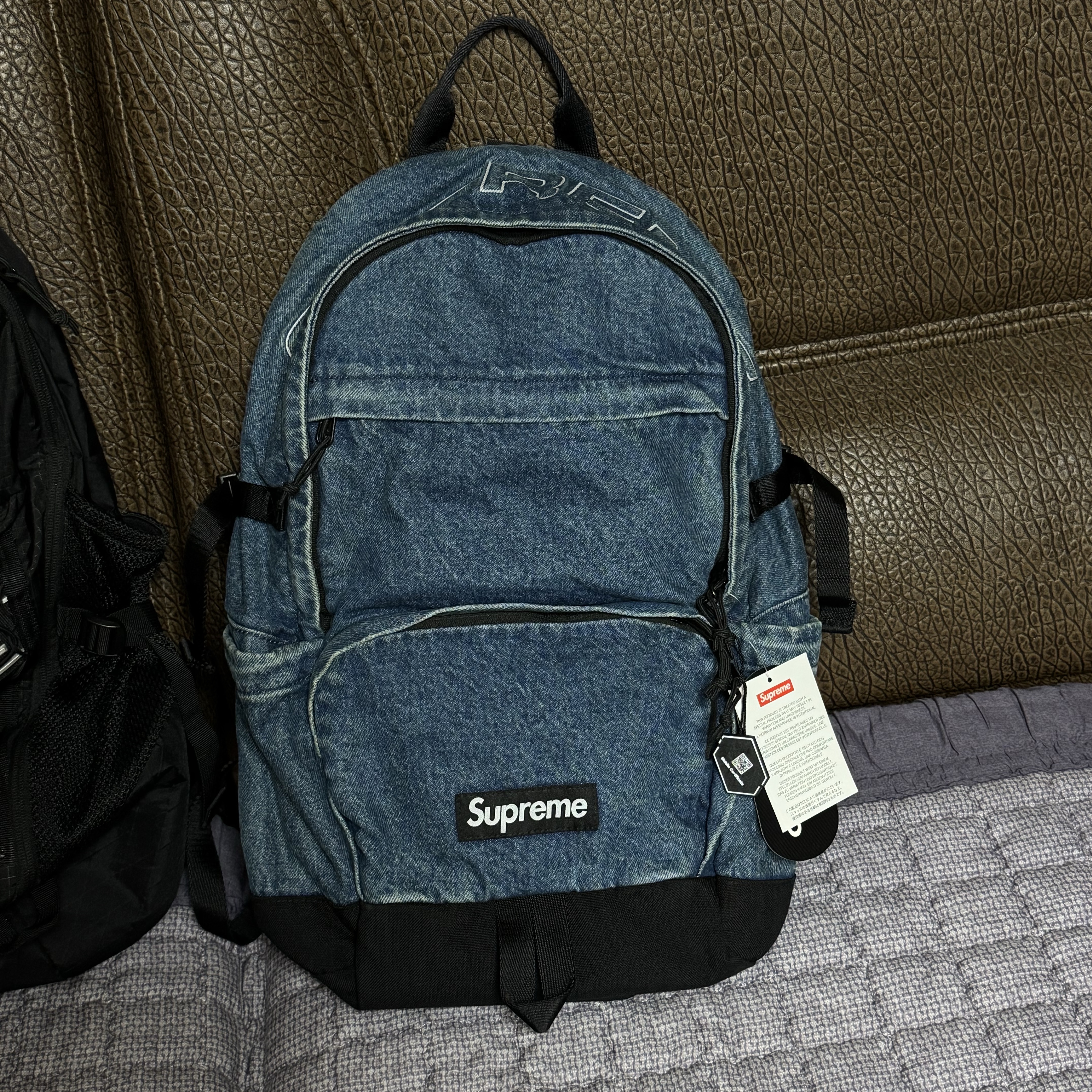 Supreme Denim Backpack Washed Indigo - 25FW, Supreme Backpack Black - 23FW 착용 스타일 - 1