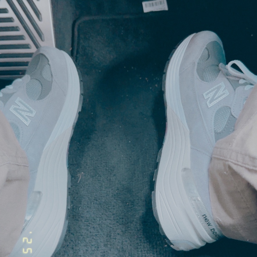 New Balance 992 Made in USA Core Grey Silver Metallic 착용 스타일 - 2