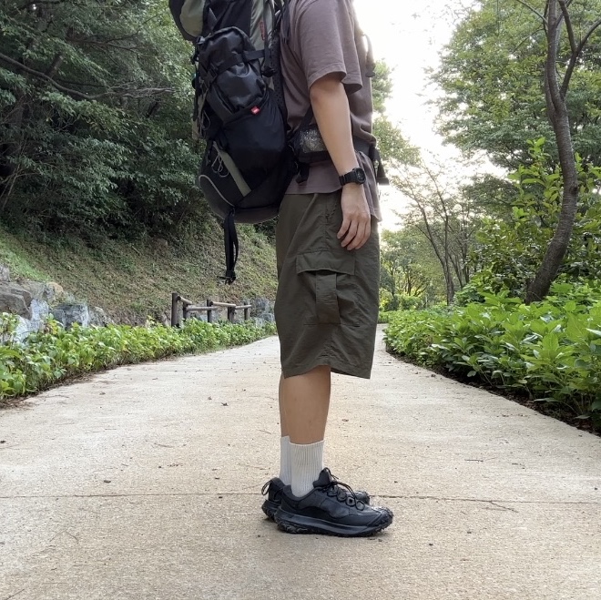 Nike ACG Mountain Fly 2 Low Gore-Tex Black and Dark Smoke Grey 착용 스타일 - 2