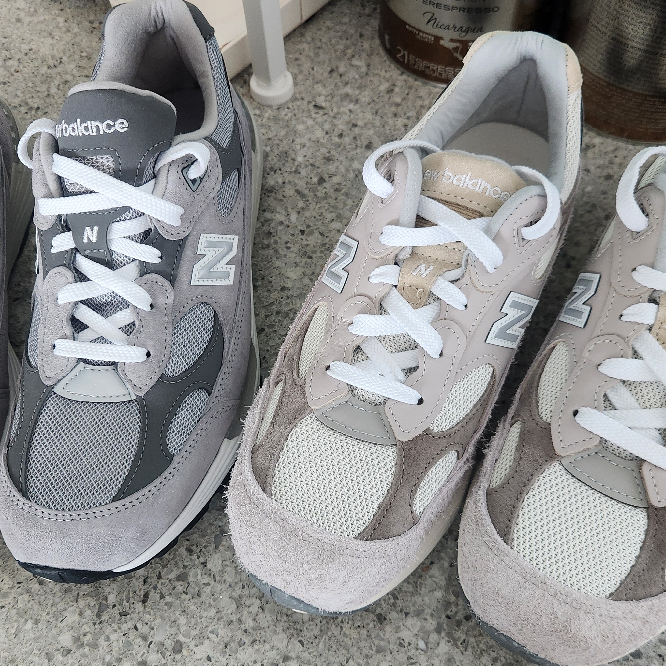 New Balance 992 Made in USA Moonrock Mushroom, New Balance 992 Made in USA Core Grey Silver Metallic 착용 스타일 - 4