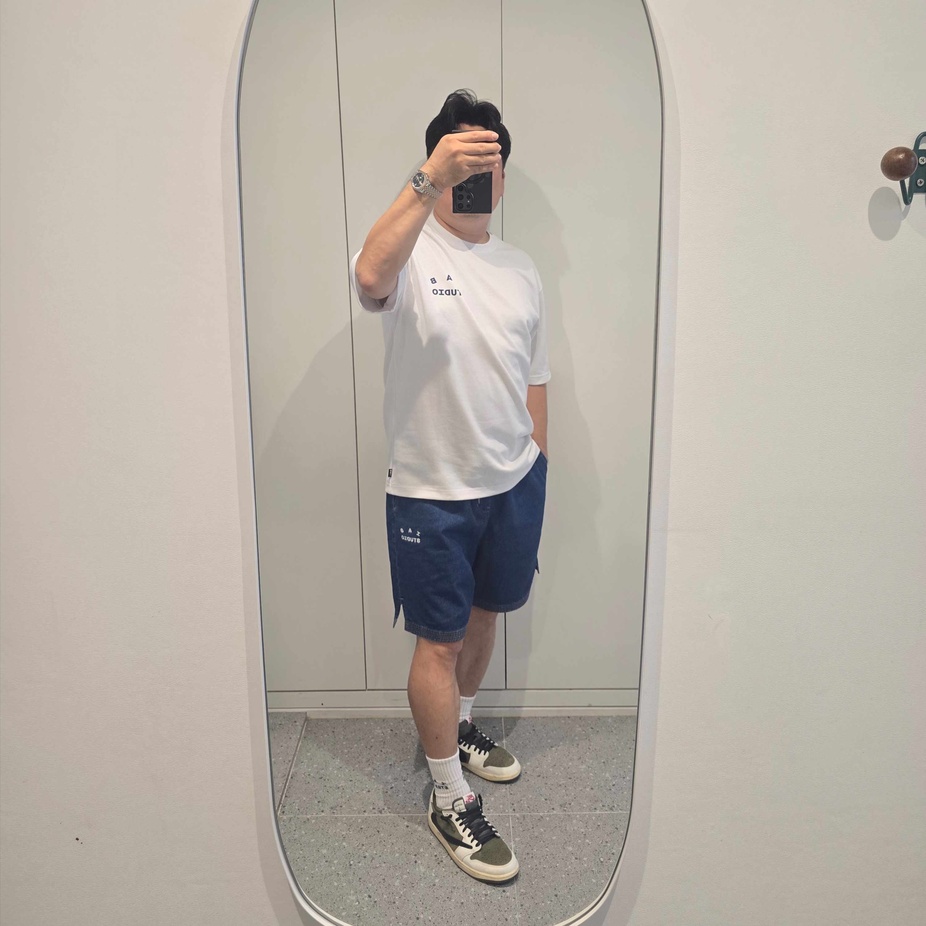 IAB Studio T-Shirt White Navy, IAB Studio Denim Shorts Deep Blue 착용 스타일 - 2