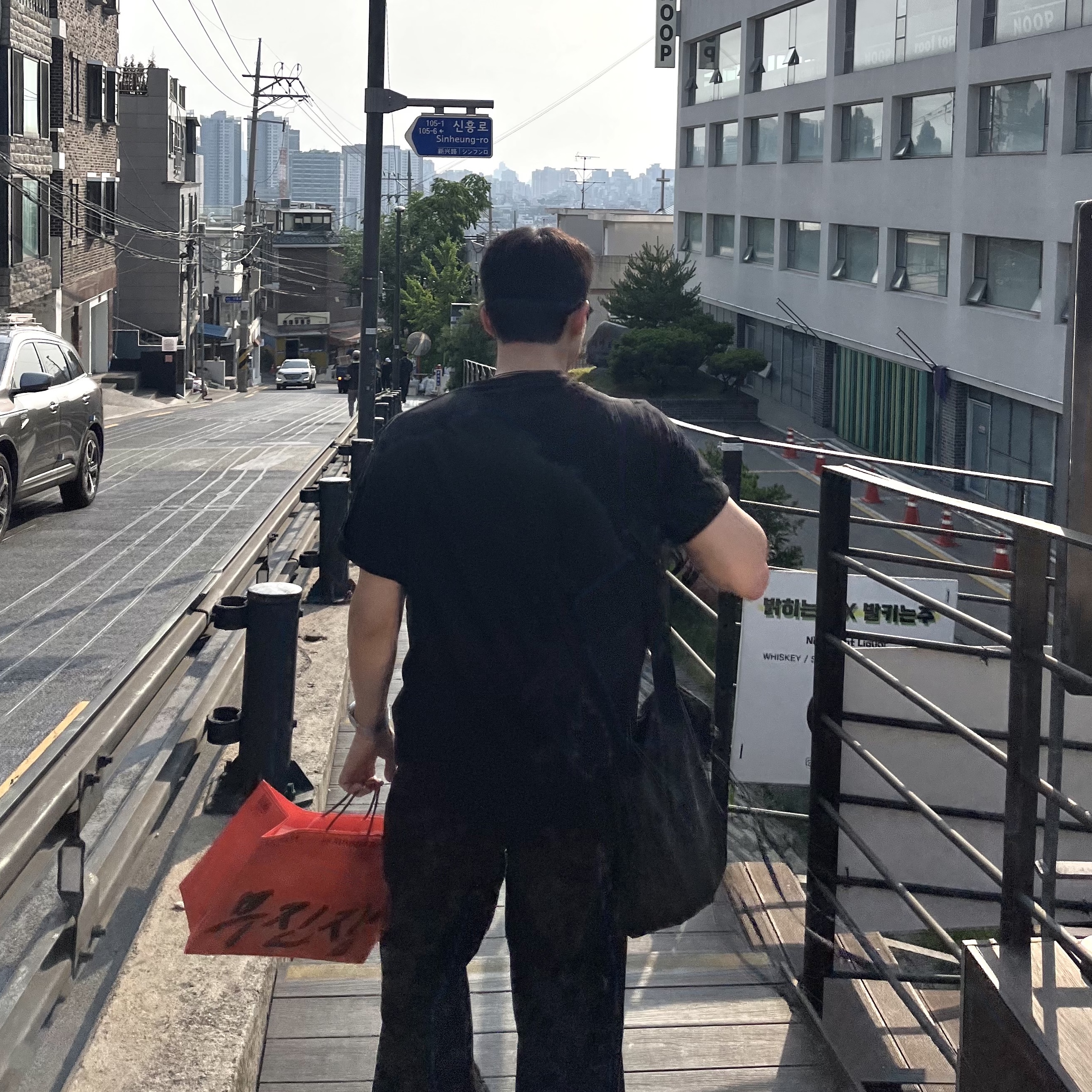 Uniqlo U Drawstring Shoulder Bag Dark Grey 착용 스타일