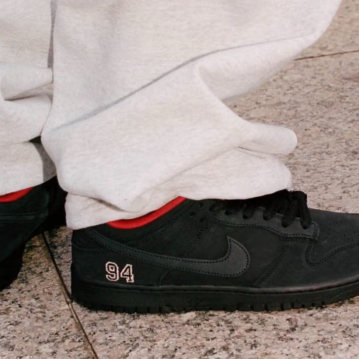 Nike x Supreme SB Dunk Low Black 착용 스타일 - 2