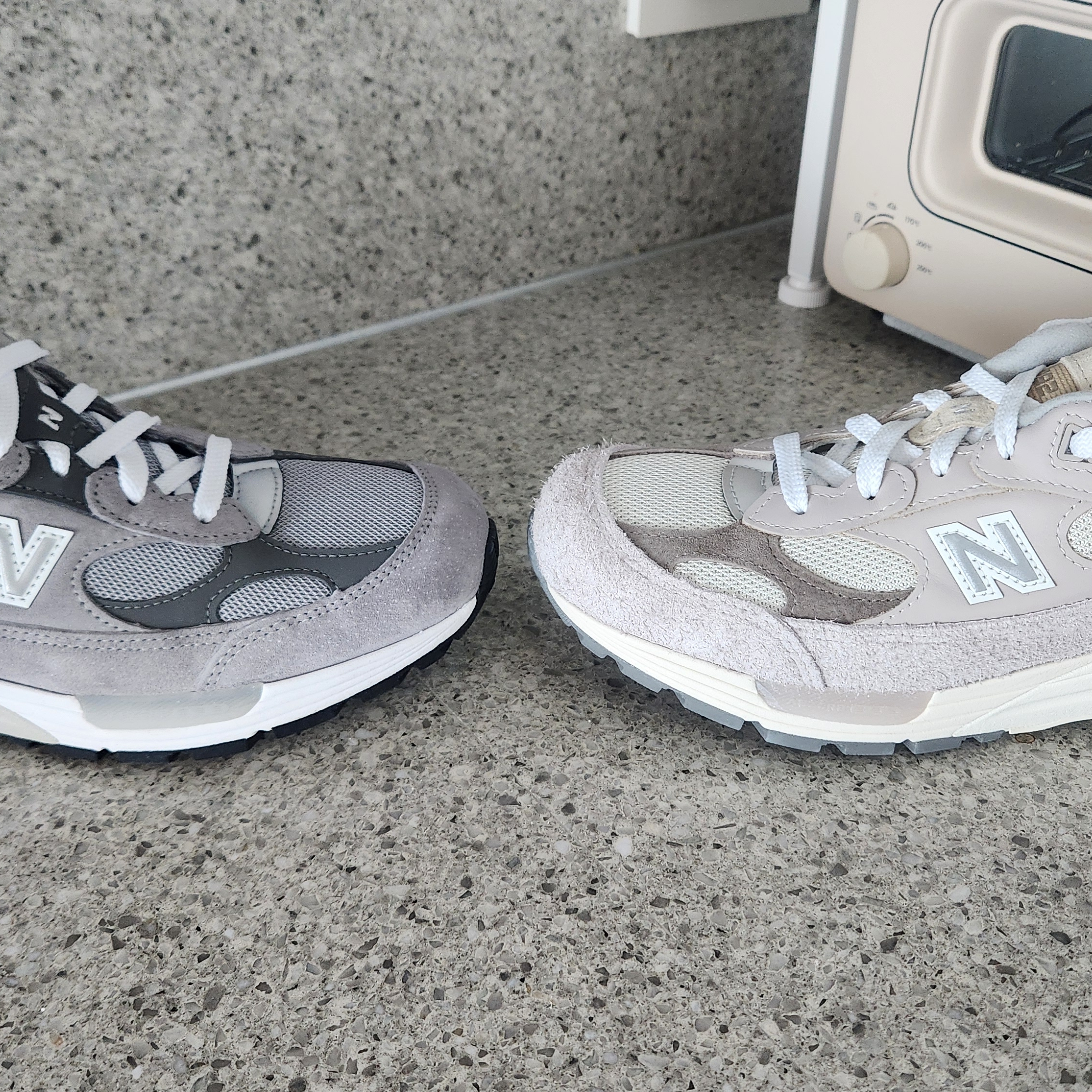 New Balance 992 Made in USA Moonrock Mushroom, New Balance 992 Made in USA Core Grey Silver Metallic 착용 스타일 - 3
