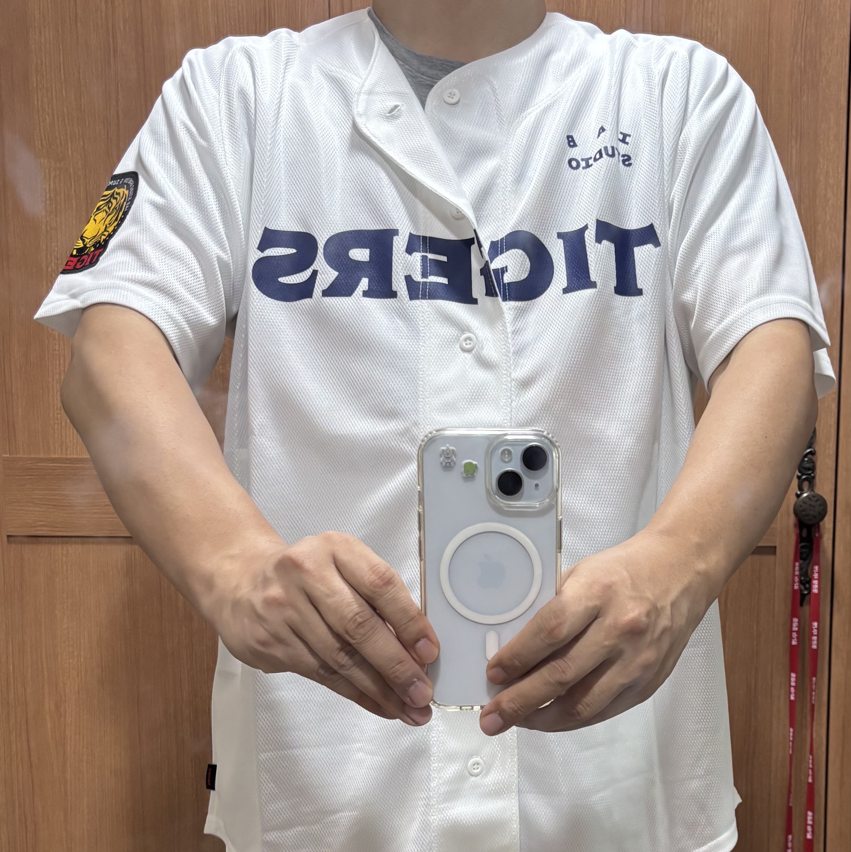 Kia Tigers x IAB Studio Uniform White 착용 스타일