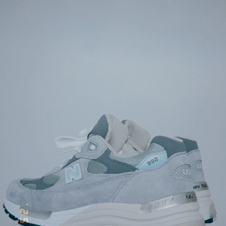 New Balance 992 Made in USA Core Grey Silver Metallic 착용 스타일 - 1
