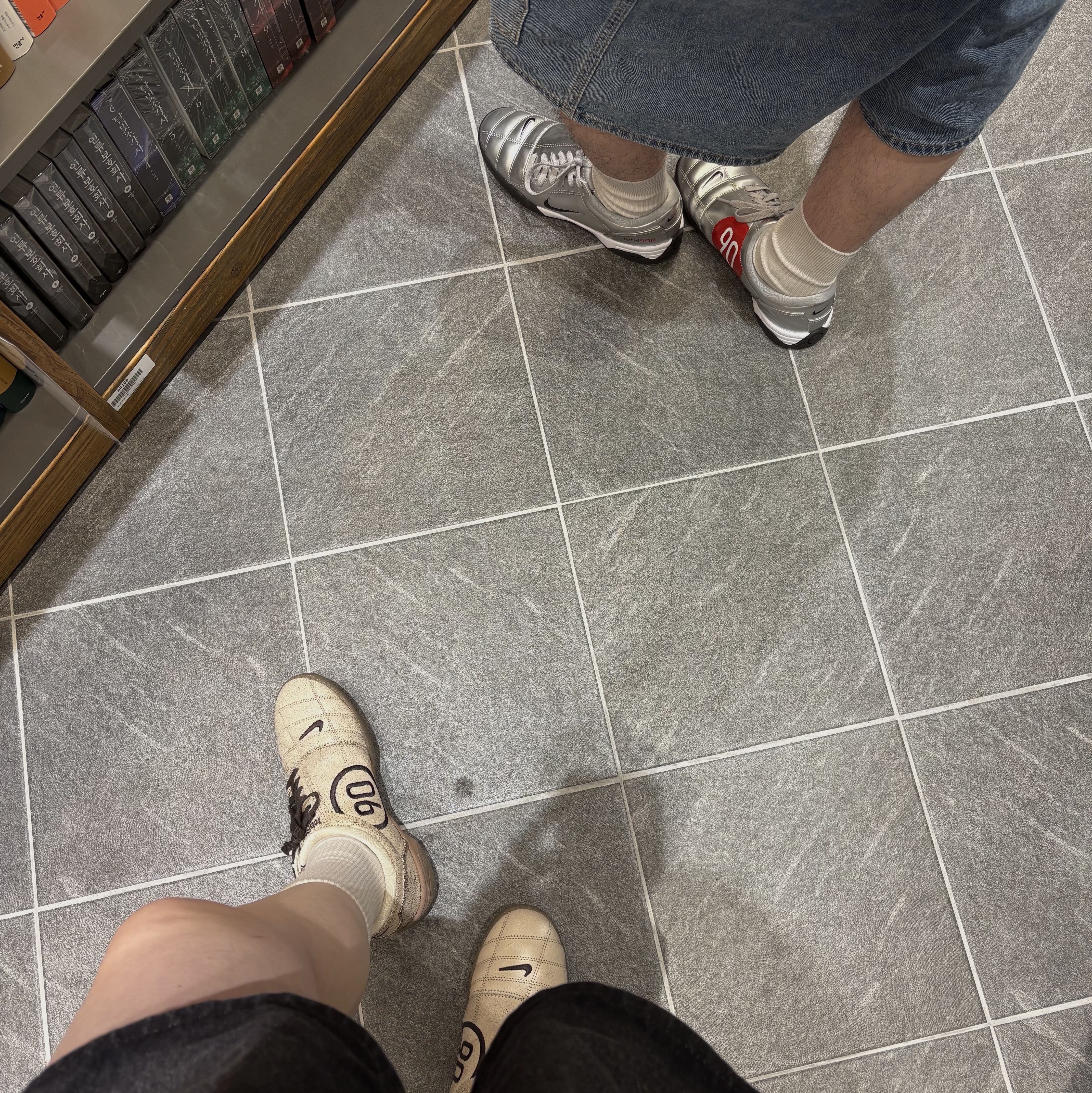 Nike Total 90 III SP Metallic Silver and Black, Nike Total 90 III SP Pearl White and Gum Dark Brown 착용 스타일 - 2