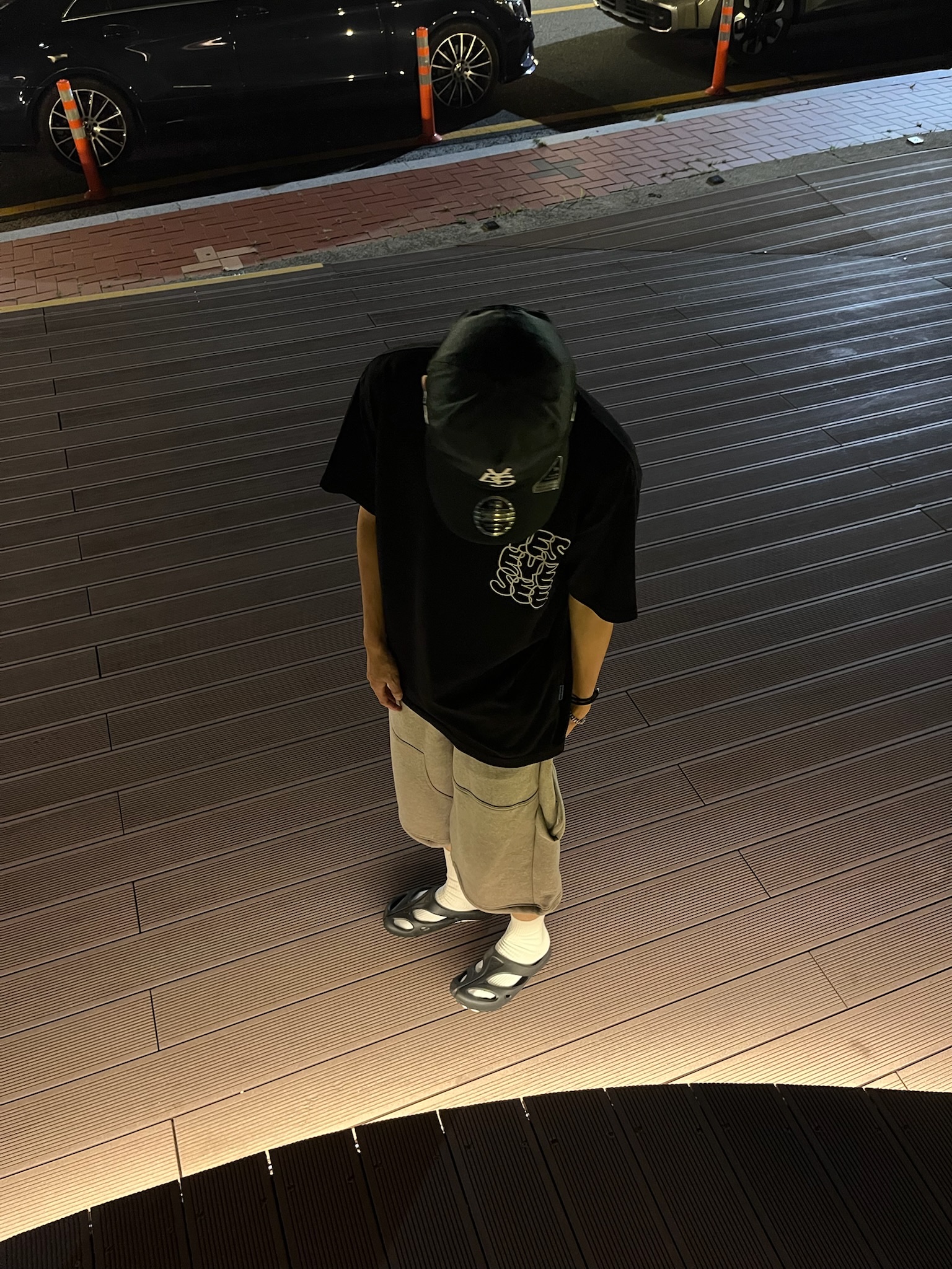 YESEYESEE C-Logo Tee Black, Keen Shanti Slide Men Black 착용 스타일 - 3