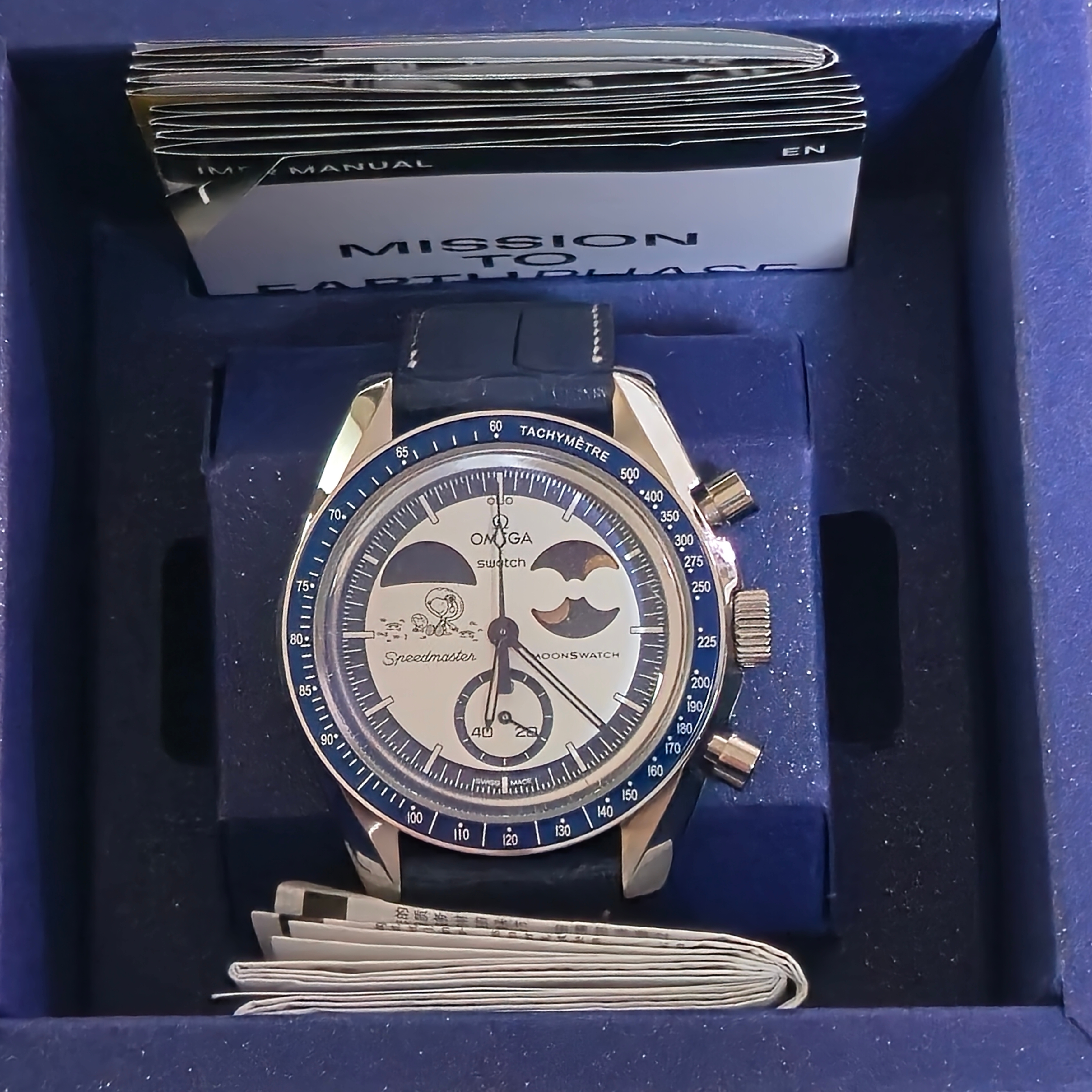 Swatch x Omega x Snoopy Bioceramic Moonswatch August's Mission To Earthphase 42mm Moonshine Gold 착용 스타일 - 2