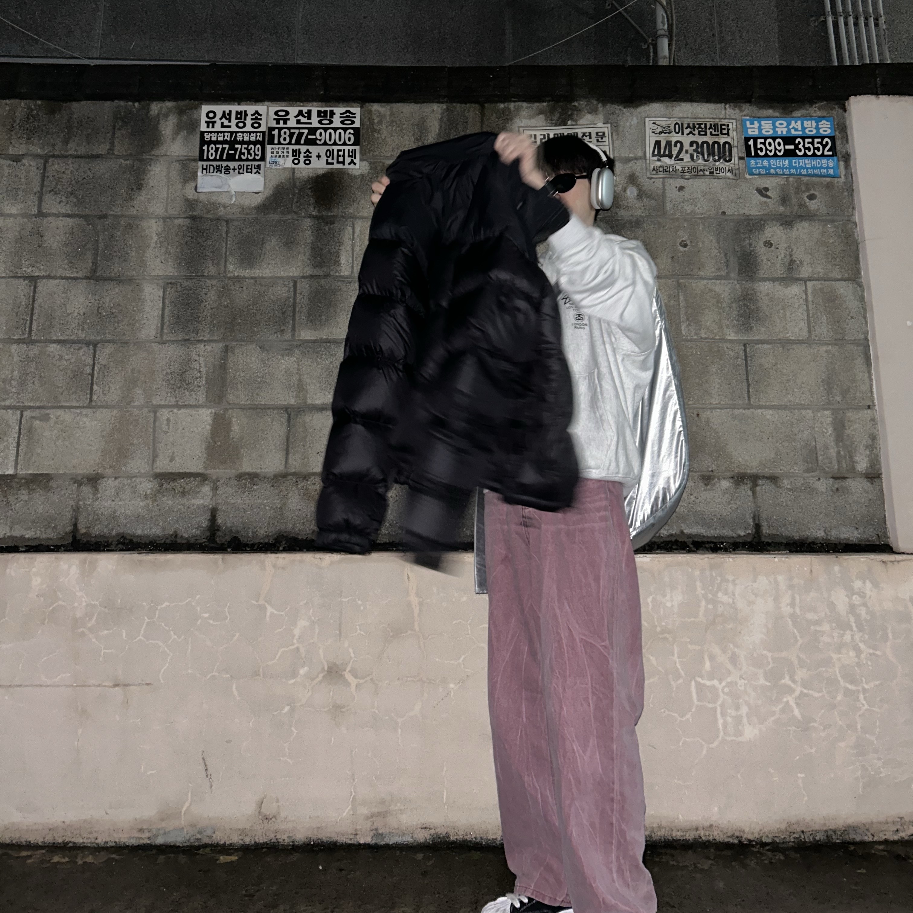 Stussy World Tour Hoodie Ash Heather 2024,2025, Apple AirPods Max Lightning Silver (Korean Ver.) 착용 스타일 - 3