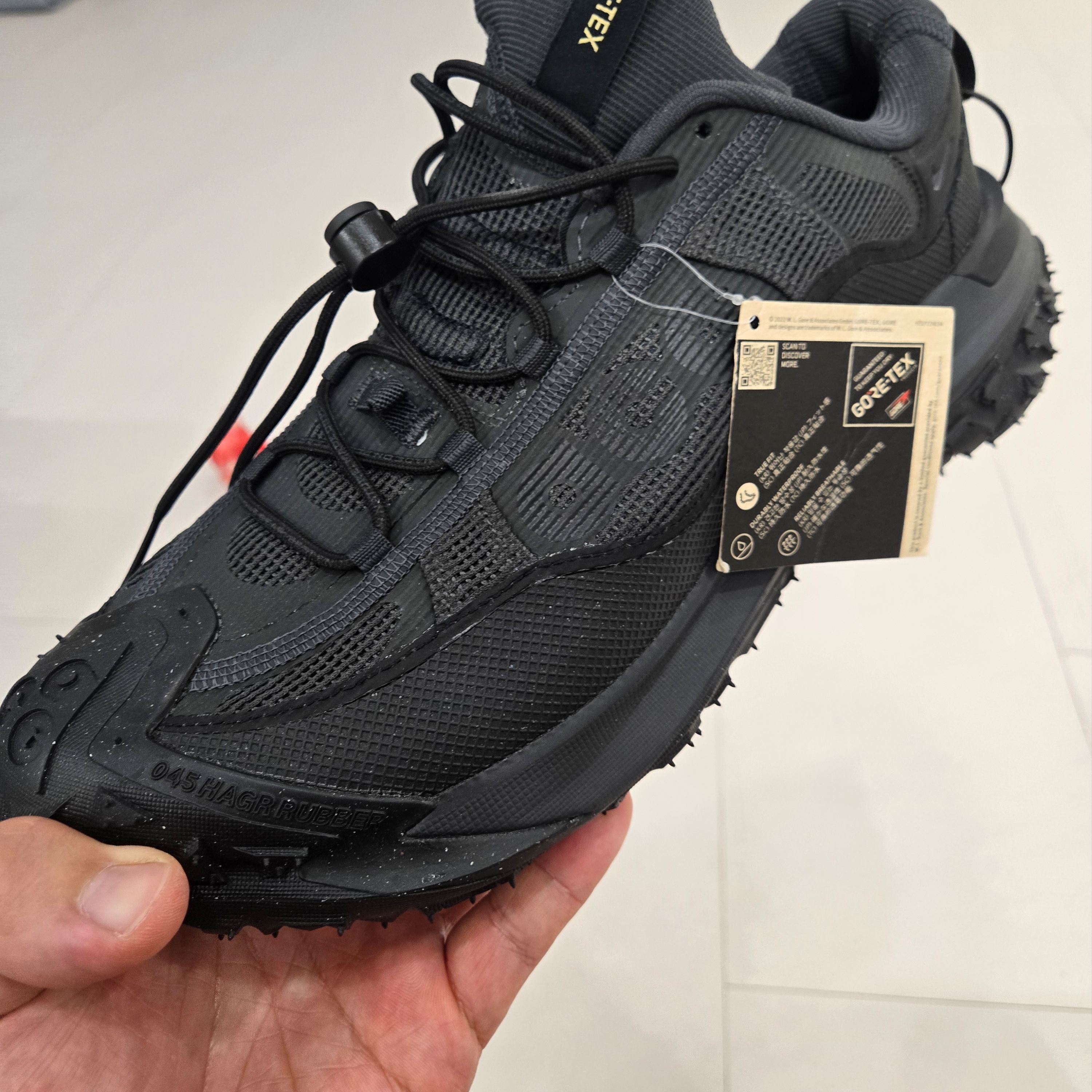 Nike ACG Mountain Fly 2 Low Gore-Tex Black and Dark Smoke Grey 착용 스타일