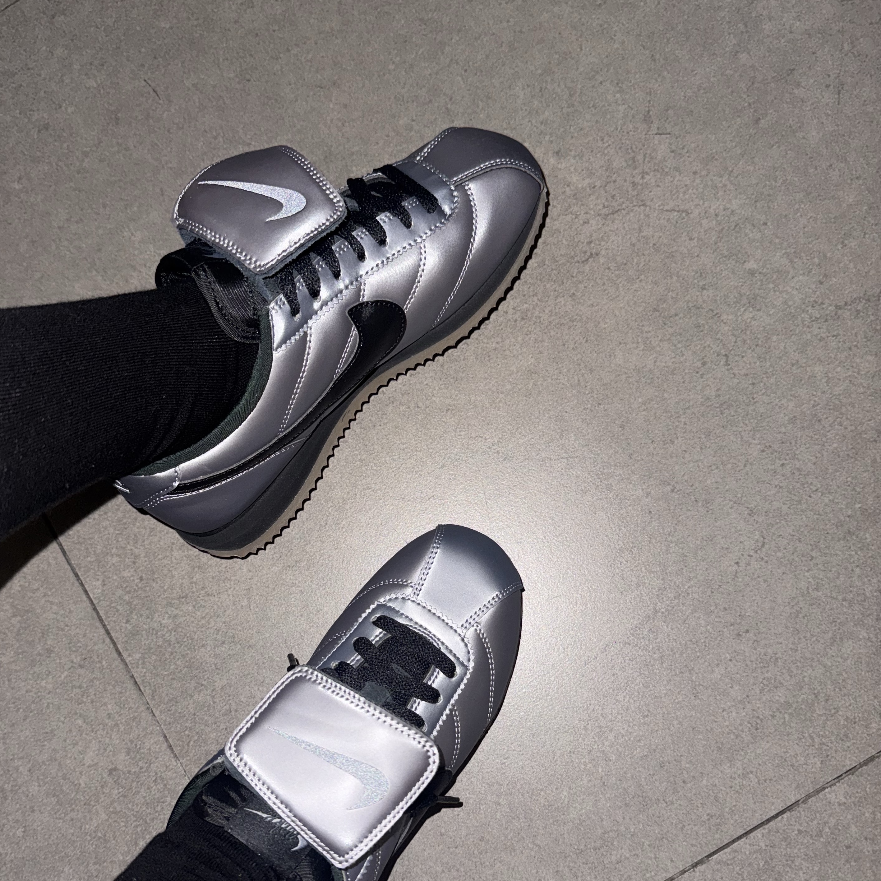 Nike Cortez Leather SE Metallic Cool Grey Black 착용 스타일 - 2