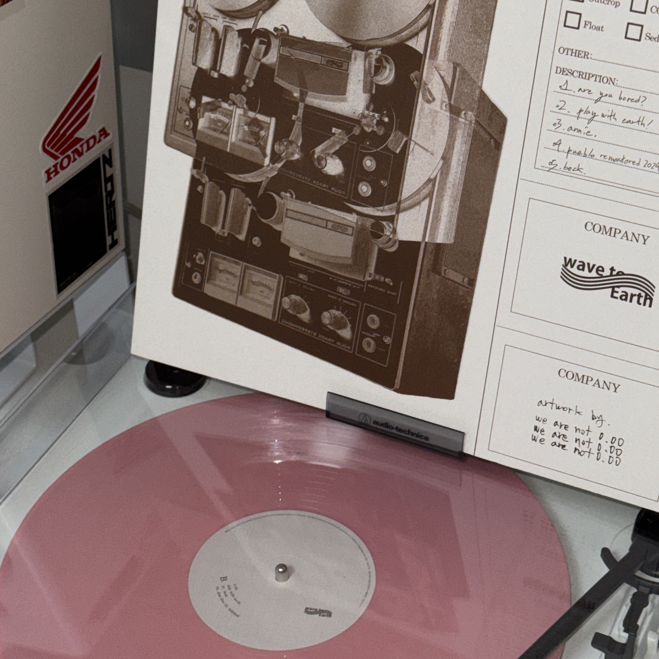 Wave to Earth Play With Earth! 0.03 LP Pink, Audio-Technica AT-LP3XBT Automatic Belt-Drive Turntable (Wireless & Analog) White 착용 스타일