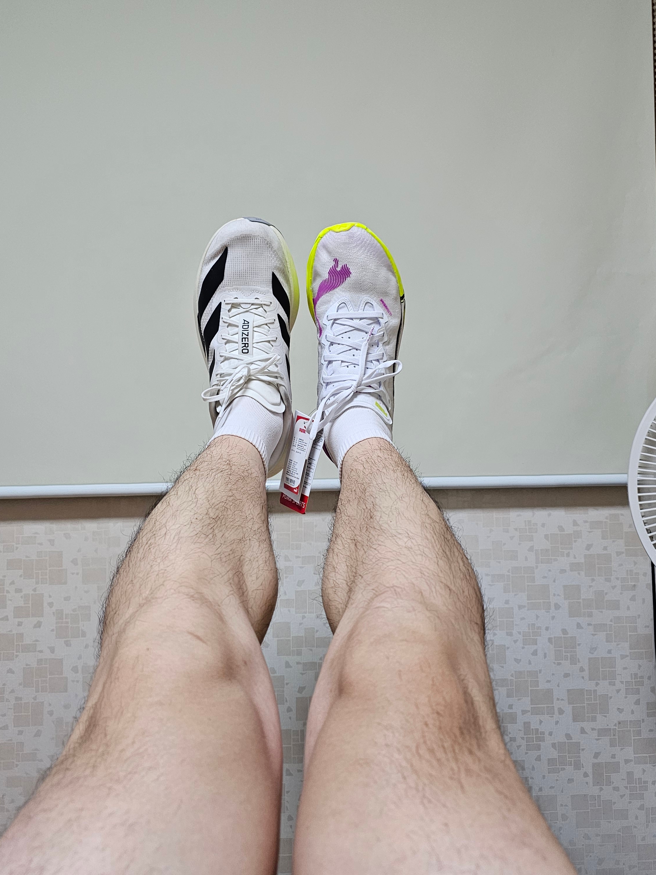 Puma Deviate Nitro Elite 3 White Pure Magenta, Adidas Adizero EVO SL Cloud White Core Black 착용 스타일 - 3