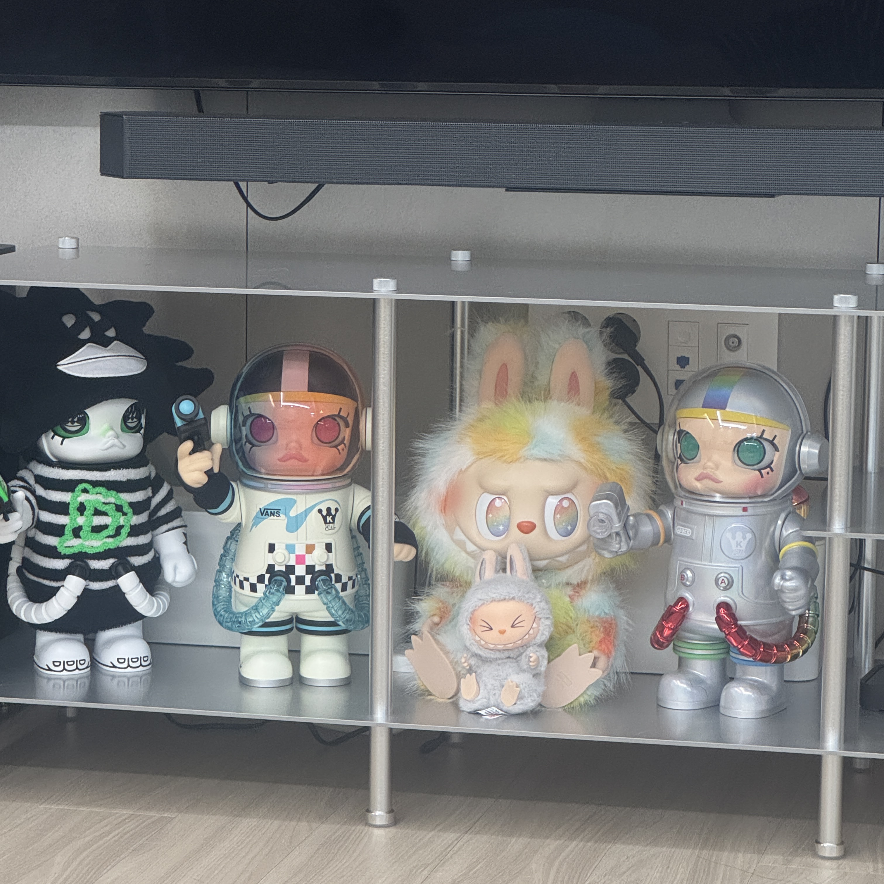 Pop Mart x Vans Mega Space Molly 400%, Pop Mart Mega Space Molly 400% Rainbow 2.0 착용 스타일 - 1