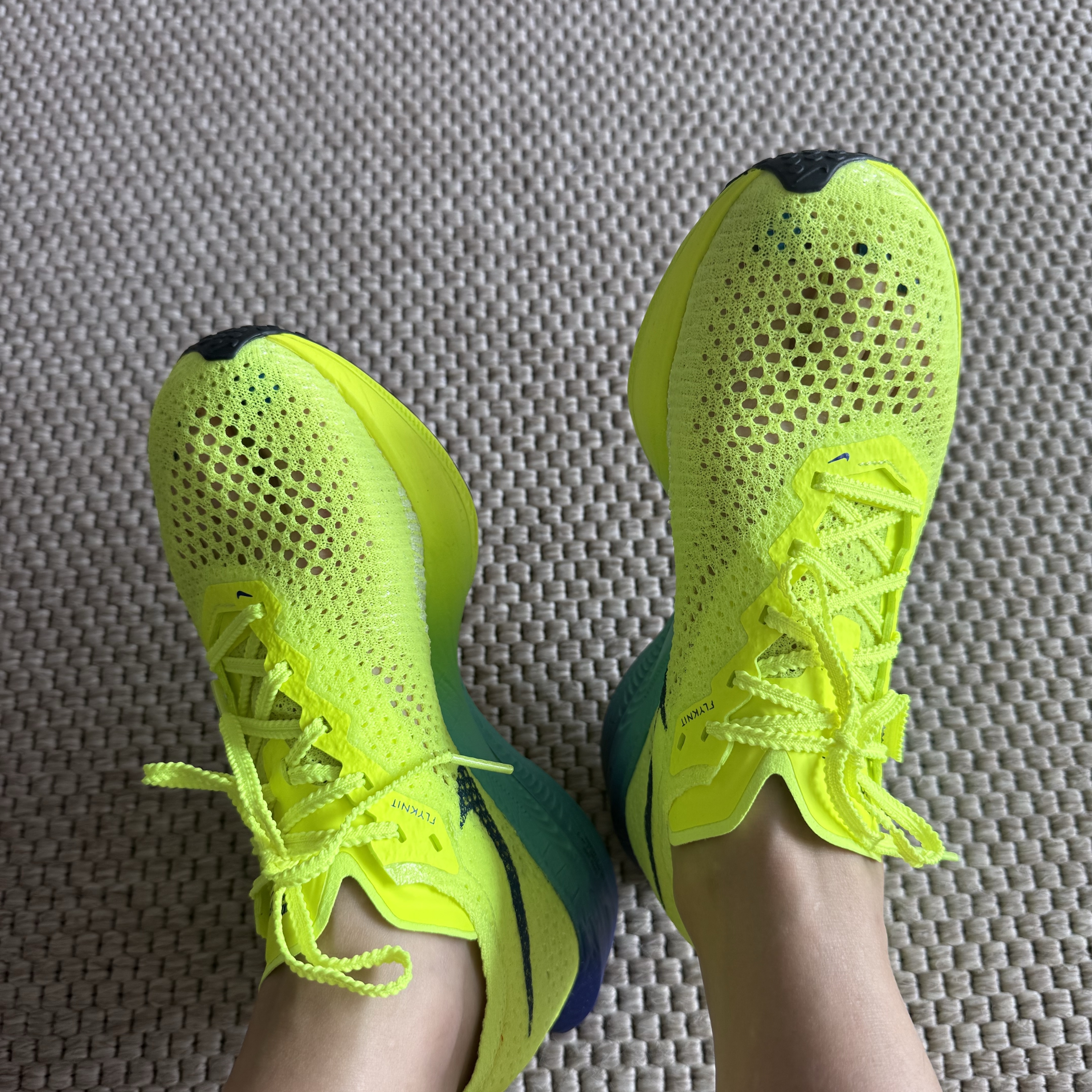 (W) Nike ZoomX Vaporfly Next% 3 Bolt 착용 스타일 - 1
