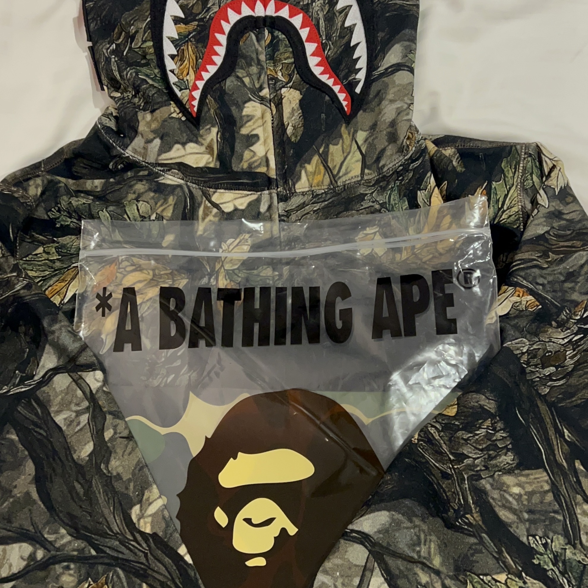 BAPE Tree Edge Camo Shark Full Zip Hoodie Brown, Apple iPhone 14 Plus 512GB Purple (Korean Ver.) 착용 스타일 - 3