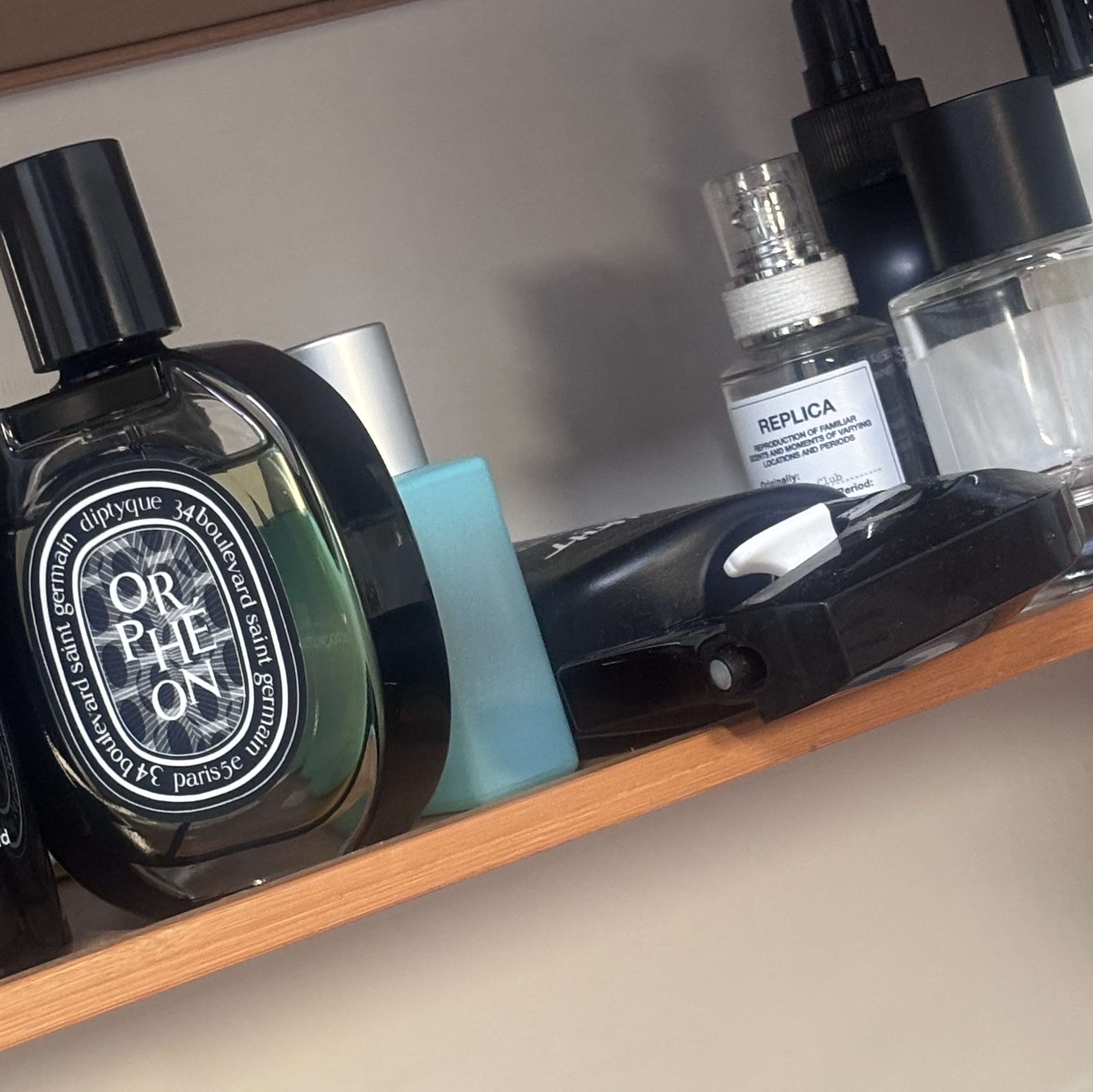 Diptyque Orpheon Eau De Parfum 75ml, Maison Margiela Replica Jazz Club Eau De Toilette 30ml 착용 스타일