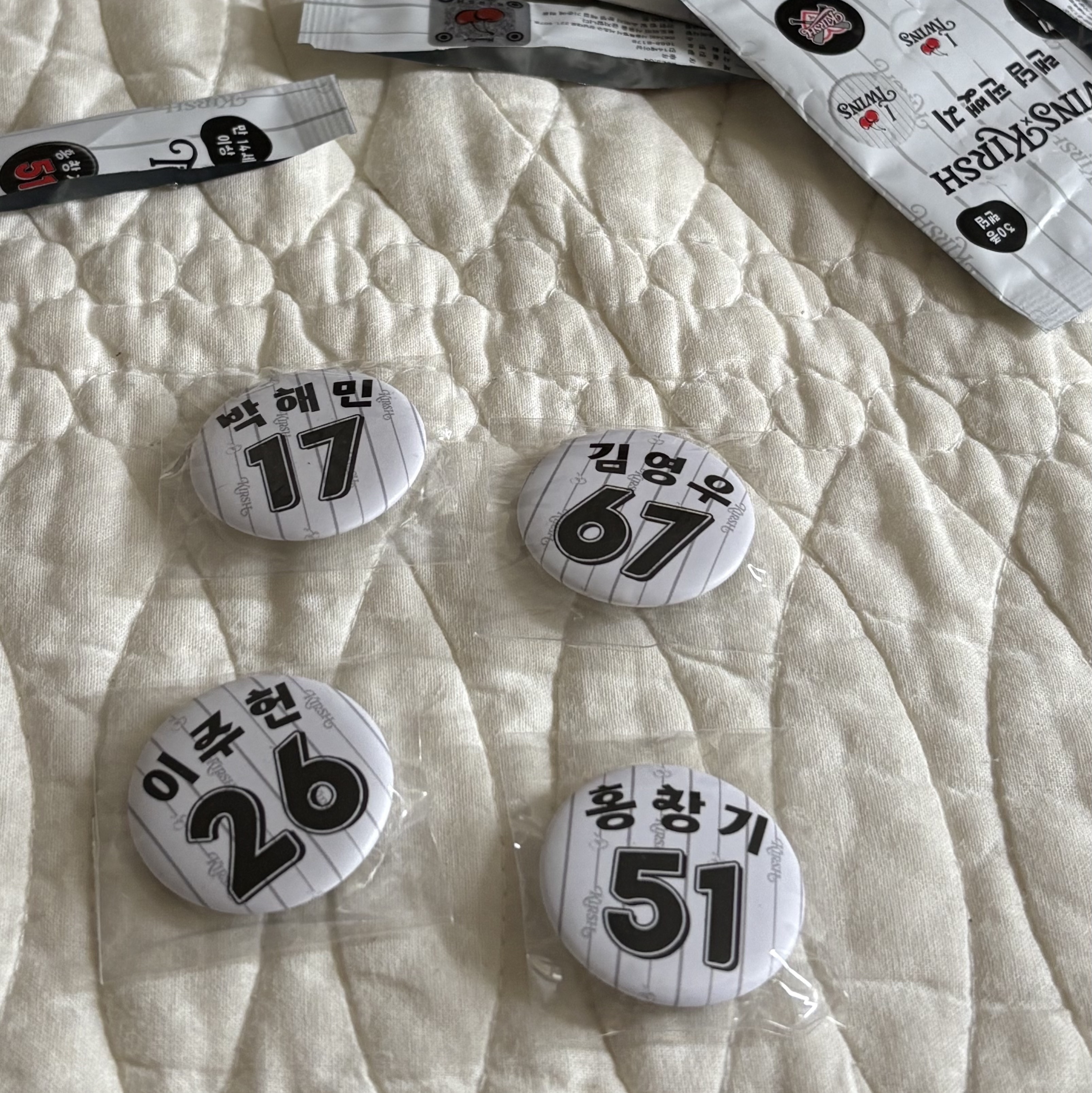 LG TWINS X Kirsh I♥TWINS Random Pin Badge 착용 스타일 - 2