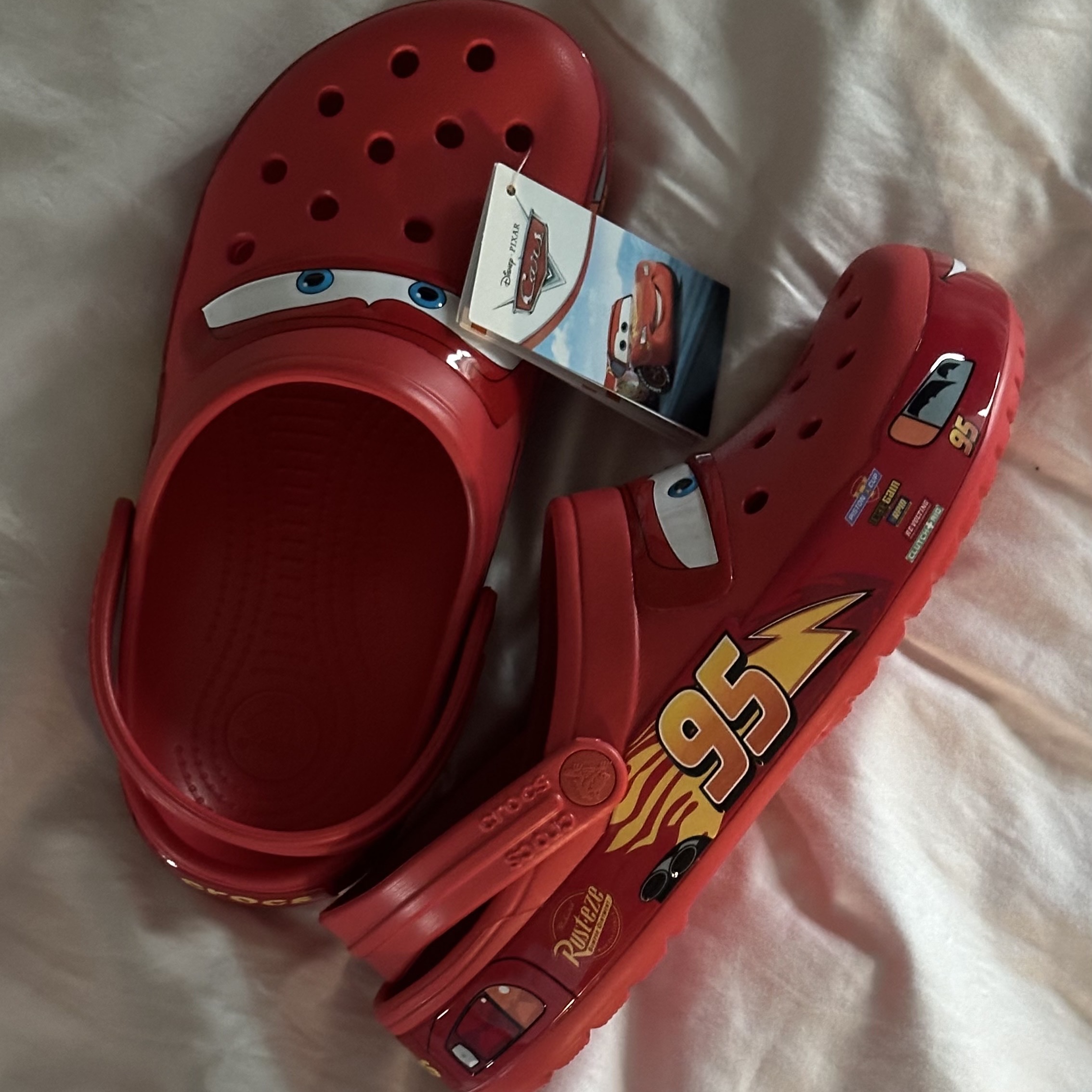 Crocs x Cars Classic Clog Lightning McQueen 착용 스타일 - 1