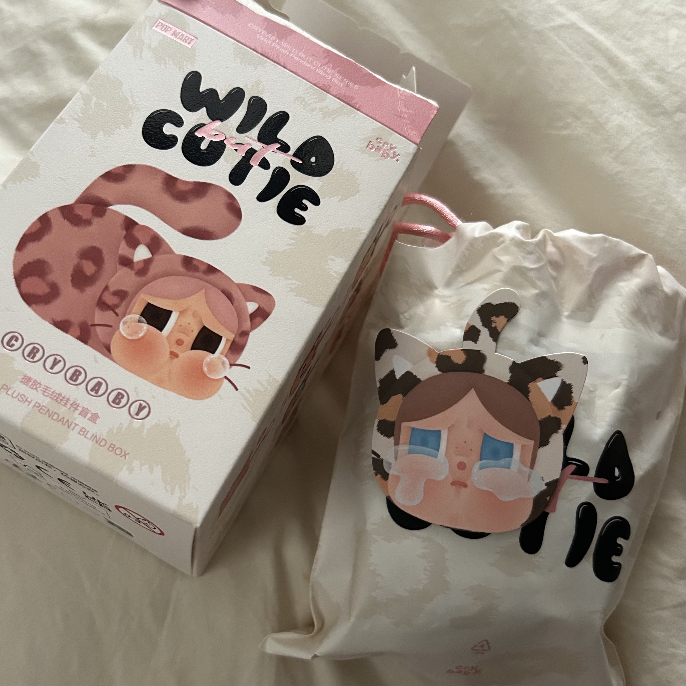 Pop Mart Crybaby Wild But Cutie Series Vinyl Plush Pendant (1 Blind Box) 착용 스타일